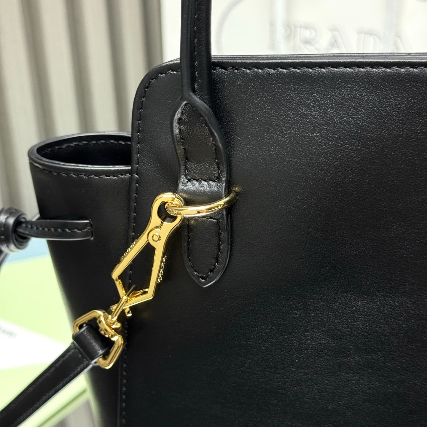 C6952 【Top Quality Originals】🎉 New Carry Handbag 🎉 1BA496 🎉🎉 This handbag combines a fashionable and elegant design with a dynamic aesthetic in every detail of daily use. The spacious accessory is made of imported cowhide, and it features detachable, adju — image 5