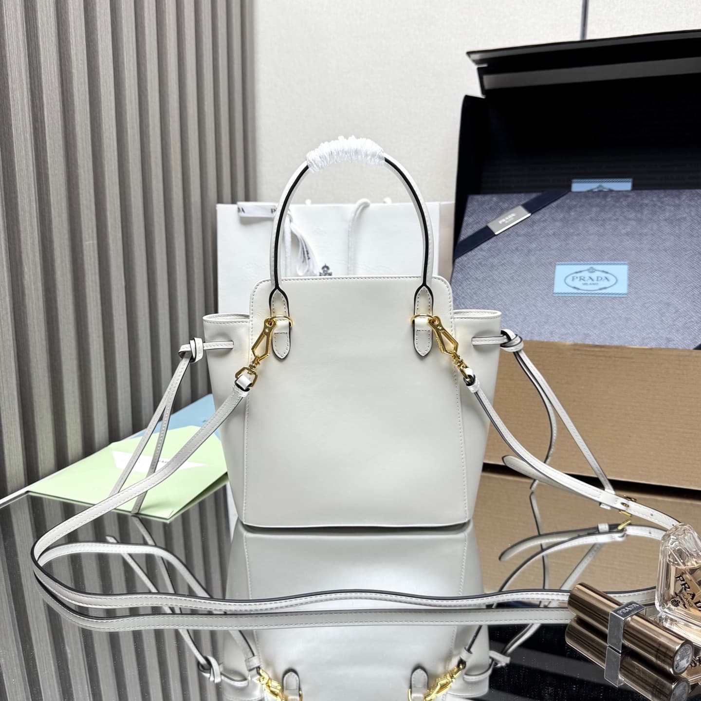 C6954 【Top Quality Original】🎉 New Carry Handbag 🎉 1BA496 🎉🎉 This handbag combines a fashionable and elegant design with a dynamic aesthetic in every detail of daily use. The spacious accessory is made of imported cowhide, and it features detachable, adjus — image 2