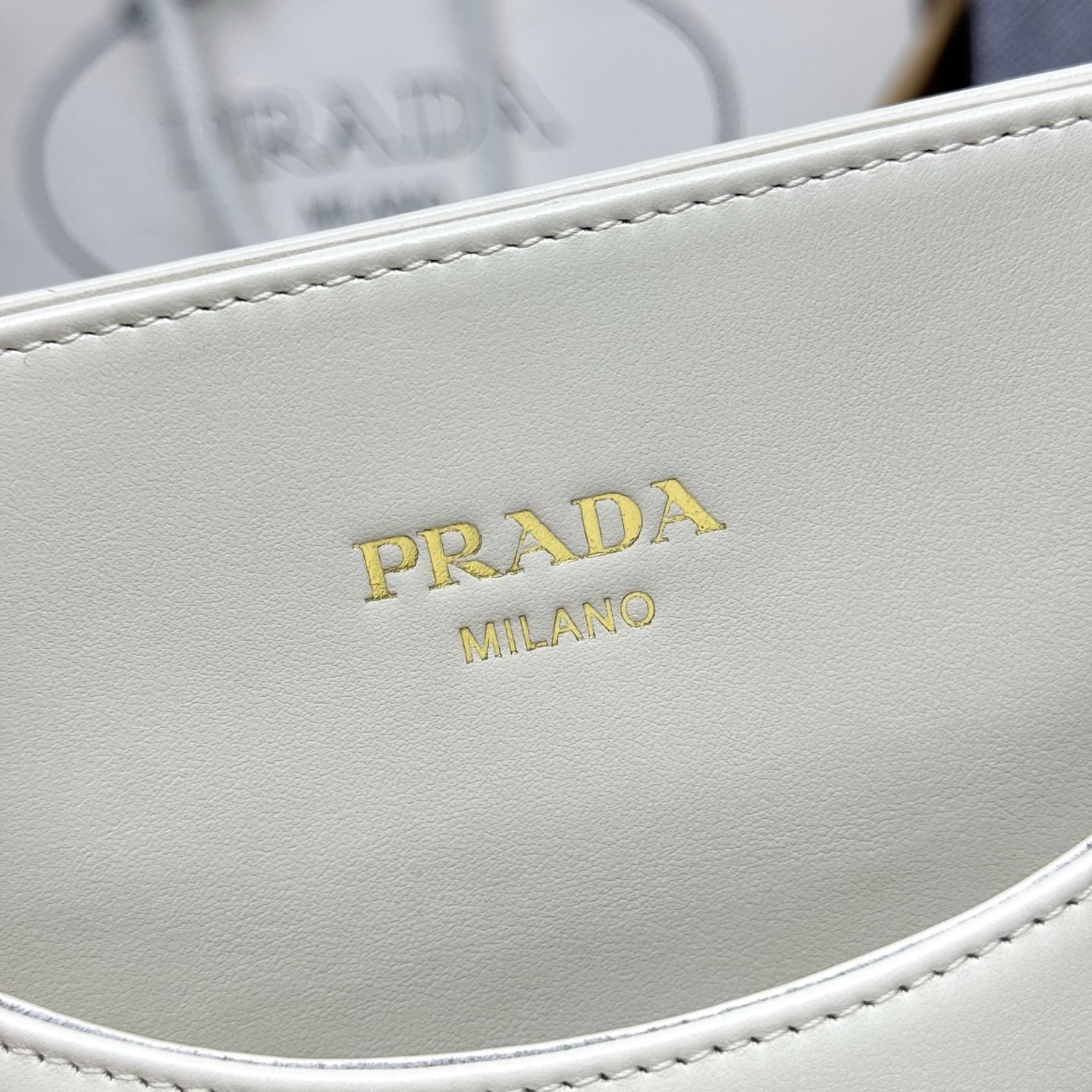 C6954 【Top Quality Original】🎉 New Carry Handbag 🎉 1BA496 🎉🎉 This handbag combines a fashionable and elegant design with a dynamic aesthetic in every detail of daily use. The spacious accessory is made of imported cowhide, and it features detachable, adjus — image 7