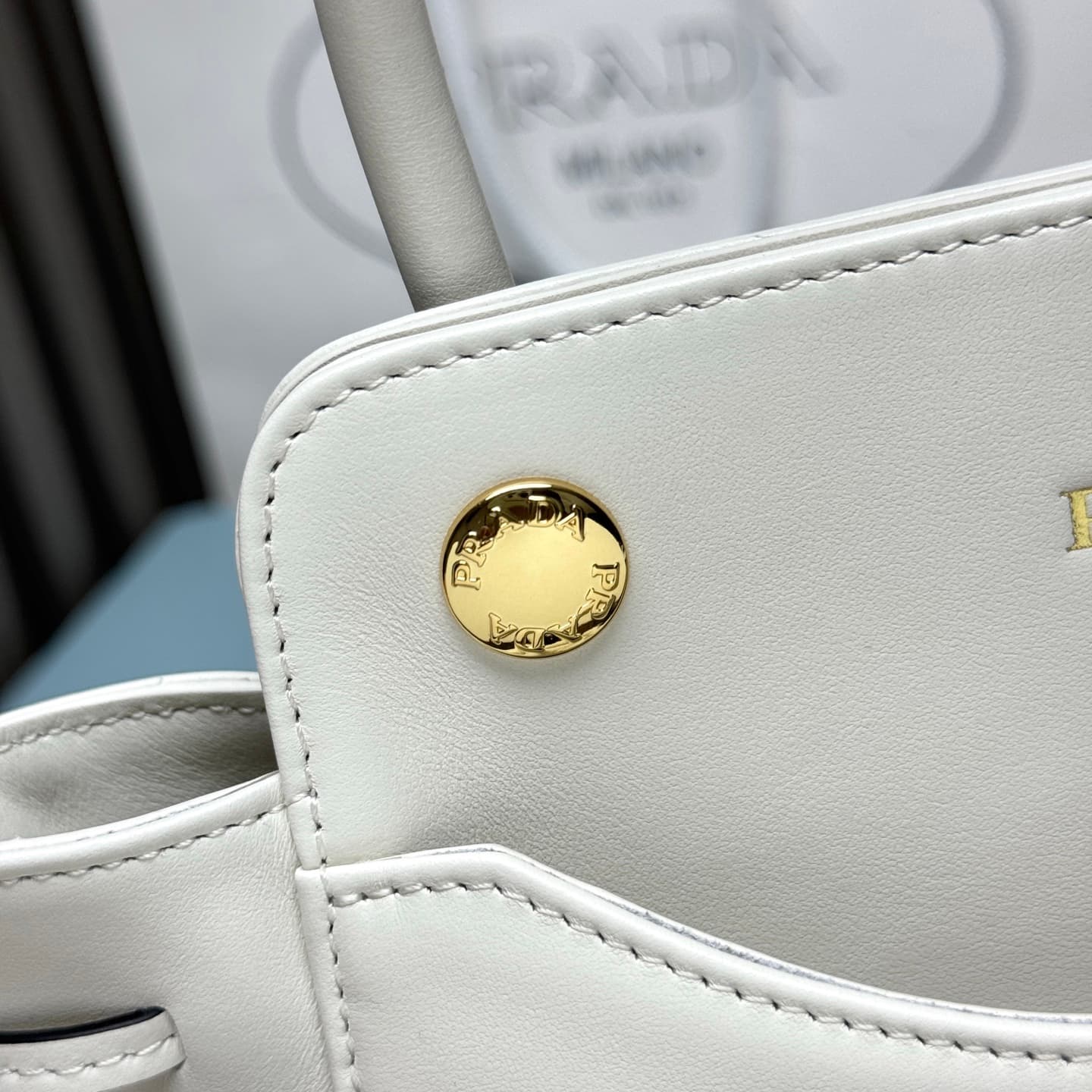 C6954 【Top Quality Original】🎉 New Carry Handbag 🎉 1BA496 🎉🎉 This handbag combines a fashionable and elegant design with a dynamic aesthetic in every detail of daily use. The spacious accessory is made of imported cowhide, and it features detachable, adjus — image 6
