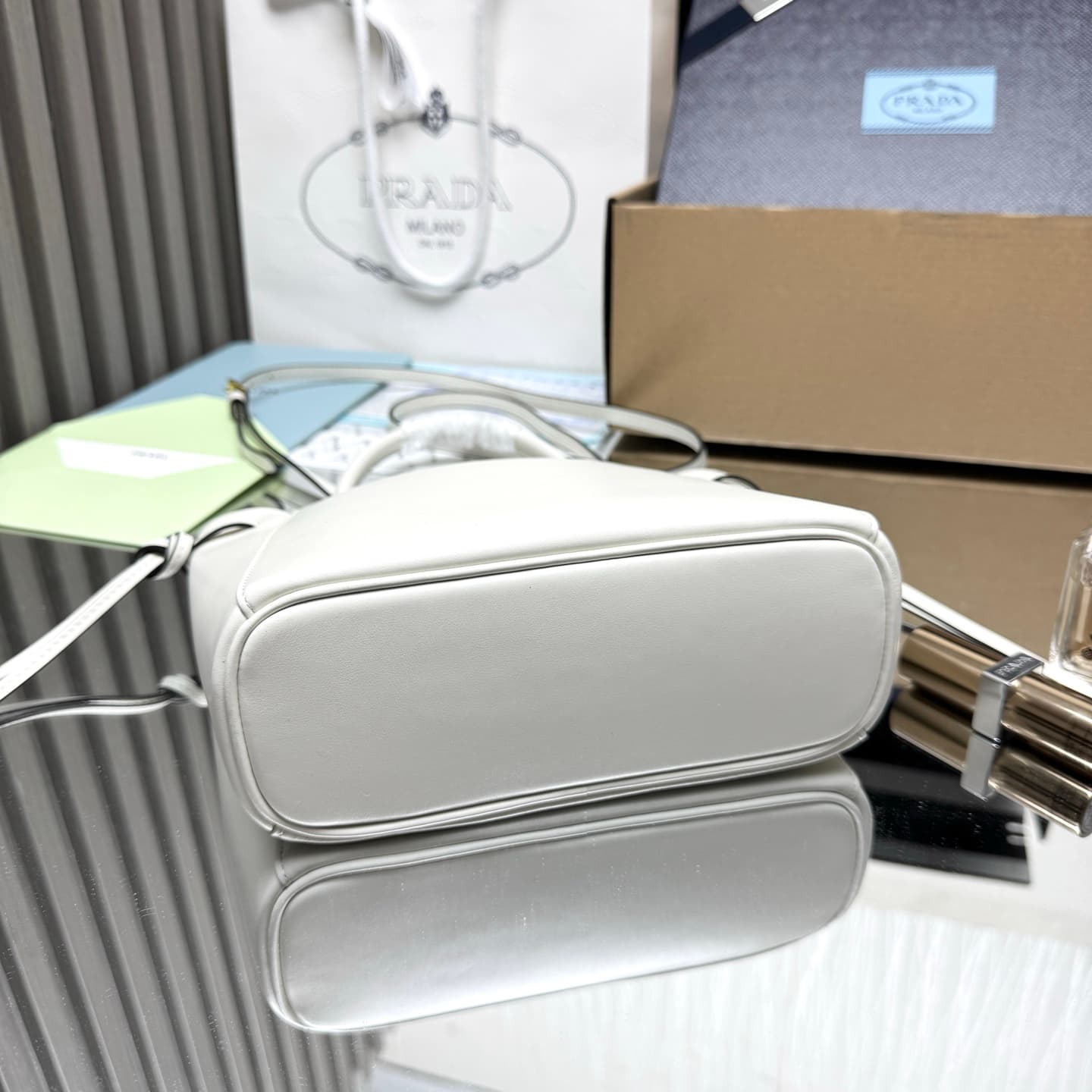 C6954 【Top Quality Original】🎉 New Carry Handbag 🎉 1BA496 🎉🎉 This handbag combines a fashionable and elegant design with a dynamic aesthetic in every detail of daily use. The spacious accessory is made of imported cowhide, and it features detachable, adjus — image 4
