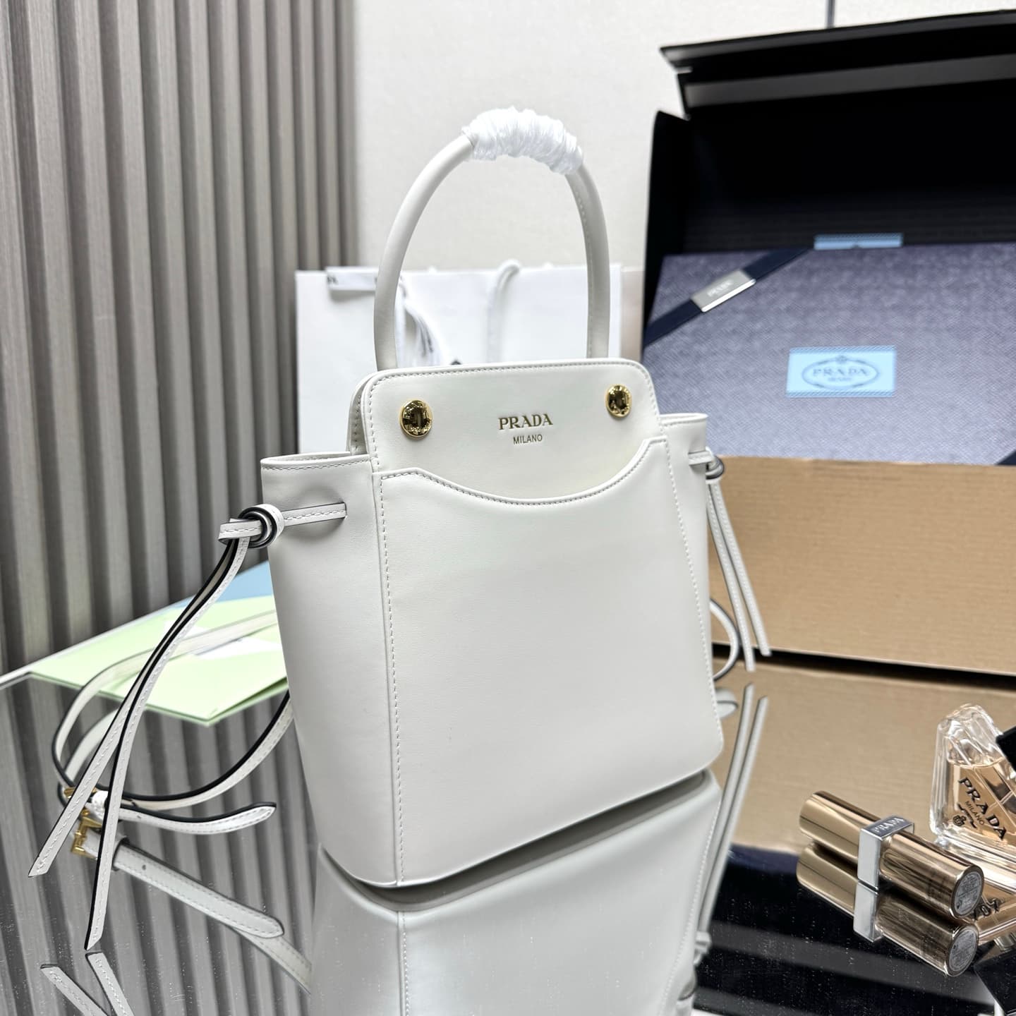 C6954 【Top Quality Original】🎉 New Carry Handbag 🎉 1BA496 🎉🎉 This handbag combines a fashionable and elegant design with a dynamic aesthetic in every detail of daily use. The spacious accessory is made of imported cowhide, and it features detachable, adjus — image 3