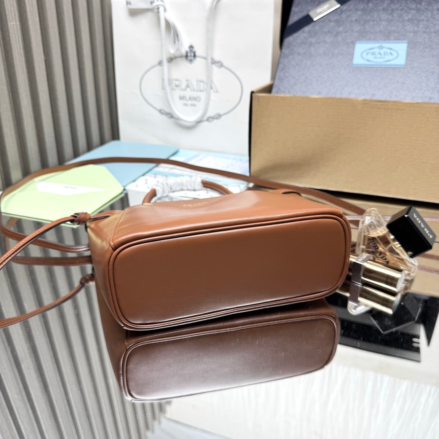 C6951 【Top Quality Original】🎉 New vintage/retro Carry bag 🎉 1BA496 🎉🎉 This handbag combines a stylish and elegant design with a dynamic aesthetic in every detail of daily use. The spacious accessories are made of imported cowhide, and feature detachable,  — image 4