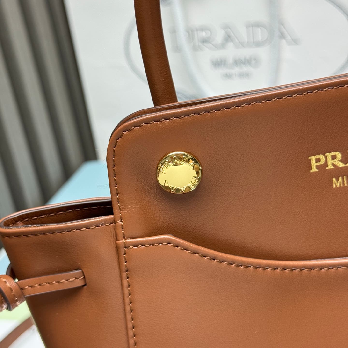 C6951 【Top Quality Original】🎉 New vintage/retro Carry bag 🎉 1BA496 🎉🎉 This handbag combines a stylish and elegant design with a dynamic aesthetic in every detail of daily use. The spacious accessories are made of imported cowhide, and feature detachable,  — image 7