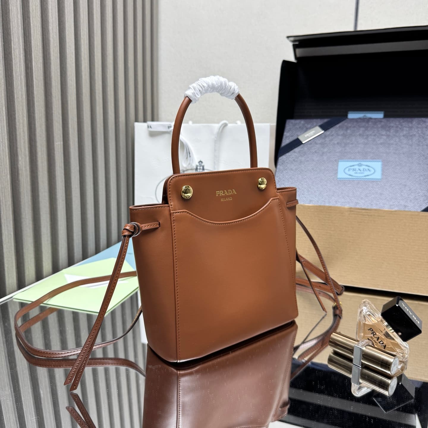 C6951 【Top Quality Original】🎉 New vintage/retro Carry bag 🎉 1BA496 🎉🎉 This handbag combines a stylish and elegant design with a dynamic aesthetic in every detail of daily use. The spacious accessories are made of imported cowhide, and feature detachable,  — image 3
