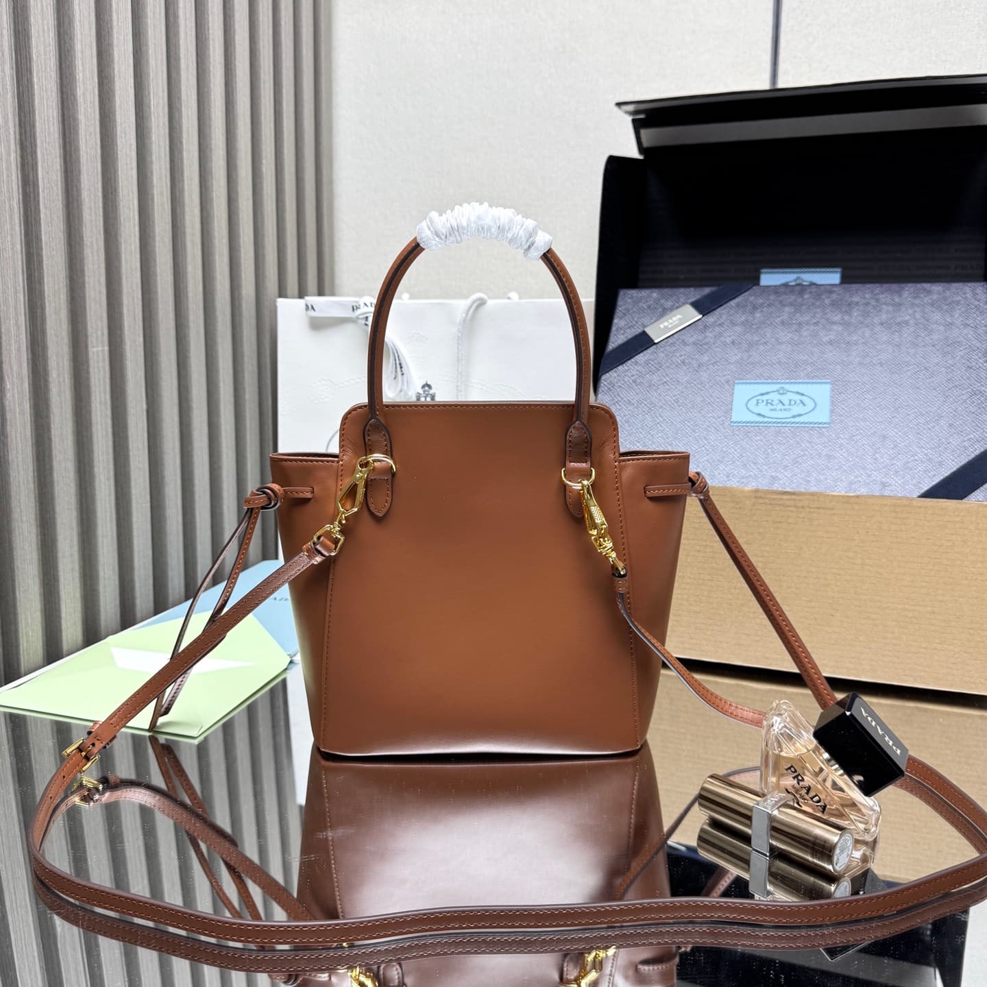 C6951 【Top Quality Original】🎉 New vintage/retro Carry bag 🎉 1BA496 🎉🎉 This handbag combines a stylish and elegant design with a dynamic aesthetic in every detail of daily use. The spacious accessories are made of imported cowhide, and feature detachable,  — image 2