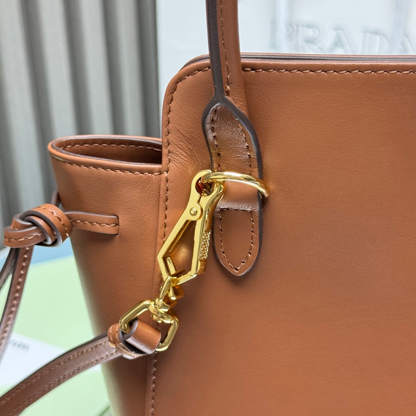 C6951 【Top Quality Original】🎉 New vintage/retro Carry bag 🎉 1BA496 🎉🎉 This handbag combines a stylish and elegant design with a dynamic aesthetic in every detail of daily use. The spacious accessories are made of imported cowhide, and feature detachable,  — image 5