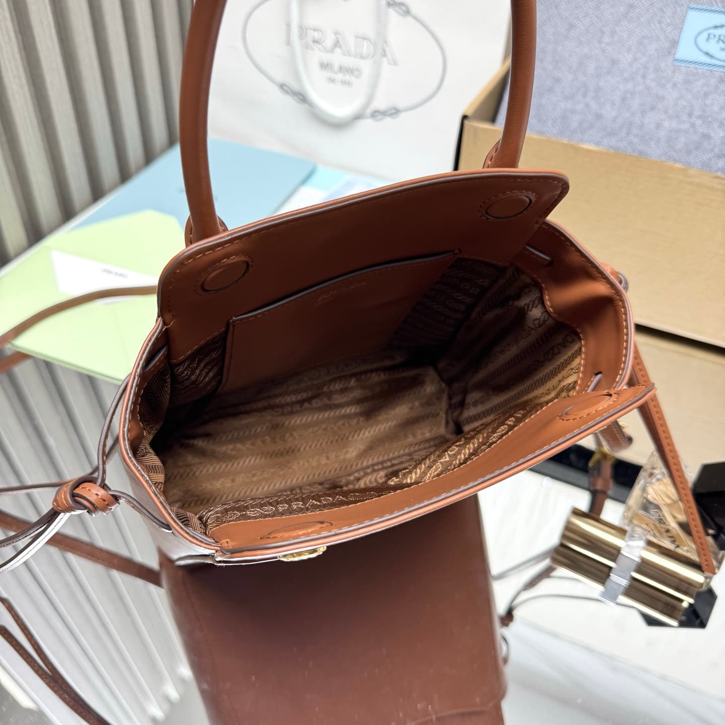 C6951 【Top Quality Original】🎉 New vintage/retro Carry bag 🎉 1BA496 🎉🎉 This handbag combines a stylish and elegant design with a dynamic aesthetic in every detail of daily use. The spacious accessories are made of imported cowhide, and feature detachable,  — image 8