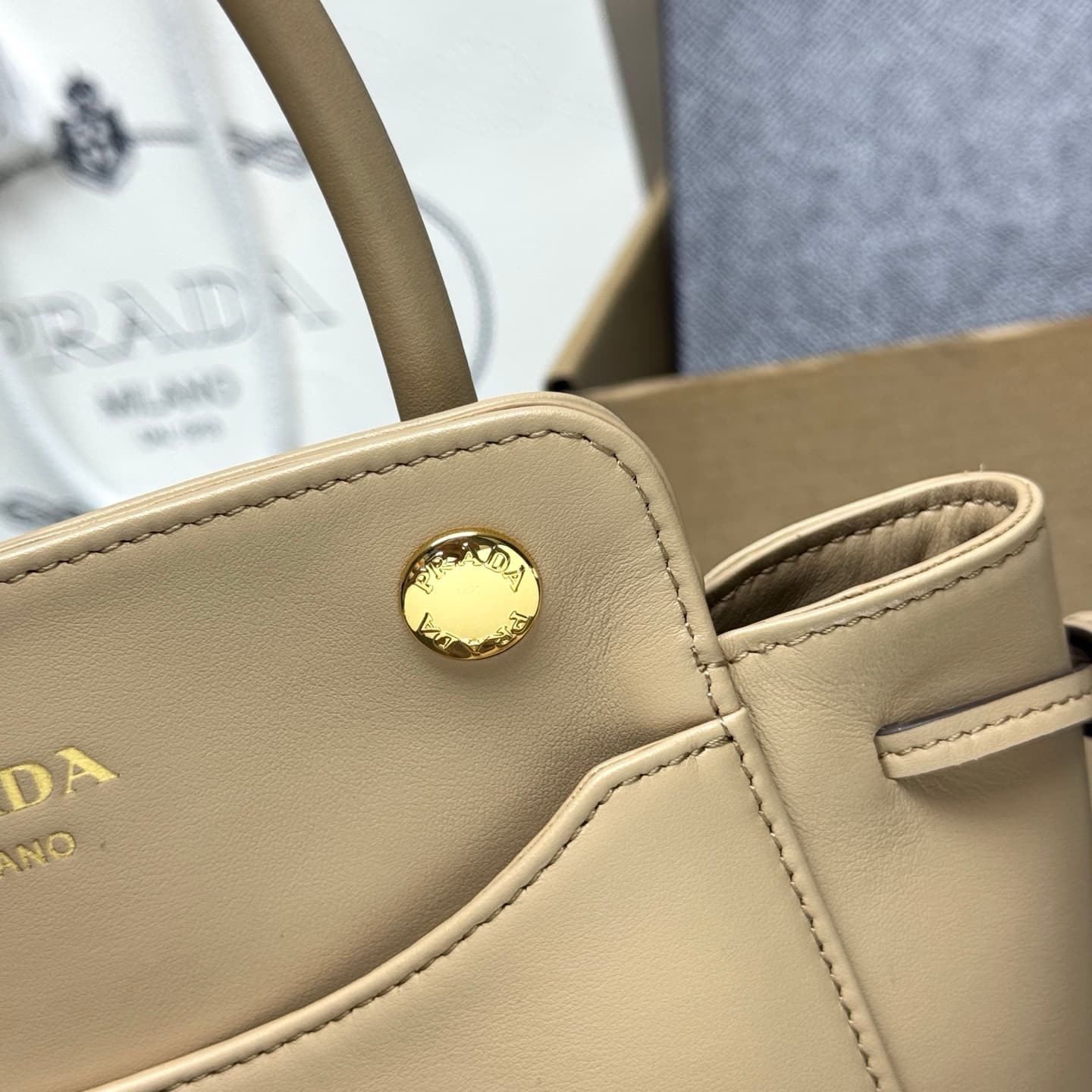 C6950 【Top Quality Original】🎉 New vintage/retro Carry bag 🎉 1BA496 🎉🎉 This handbag features a stylish and elegant design, bringing a dynamic beauty into every detail of daily use. The spacious accessory is made of imported cowhide, with detachable and adj — image 7