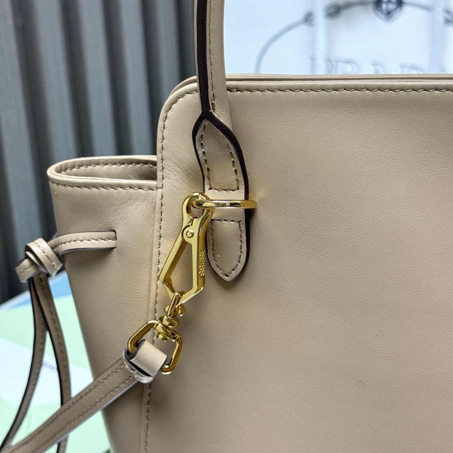 C6950 【Top Quality Original】🎉 New vintage/retro Carry bag 🎉 1BA496 🎉🎉 This handbag features a stylish and elegant design, bringing a dynamic beauty into every detail of daily use. The spacious accessory is made of imported cowhide, with detachable and adj — image 5