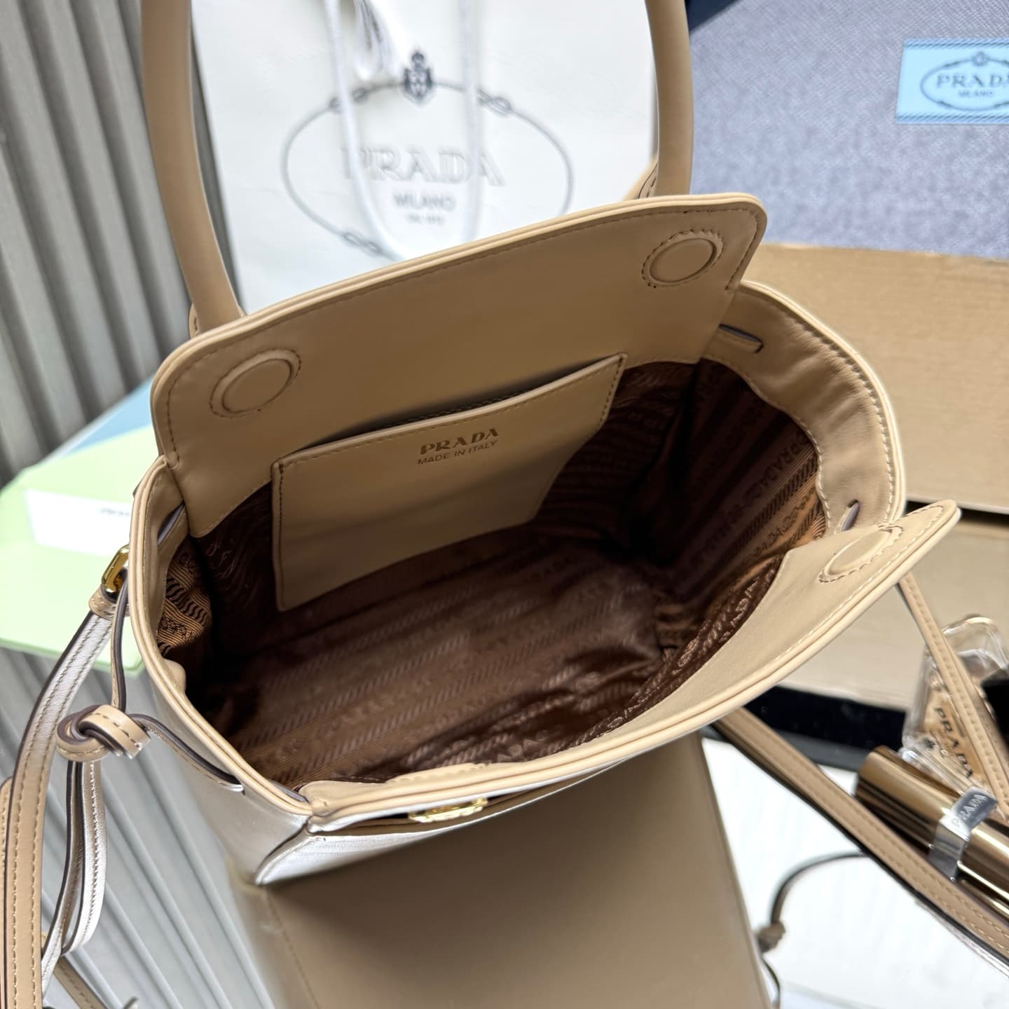 C6950 【Top Quality Original】🎉 New vintage/retro Carry bag 🎉 1BA496 🎉🎉 This handbag features a stylish and elegant design, bringing a dynamic beauty into every detail of daily use. The spacious accessory is made of imported cowhide, with detachable and adj — image 8