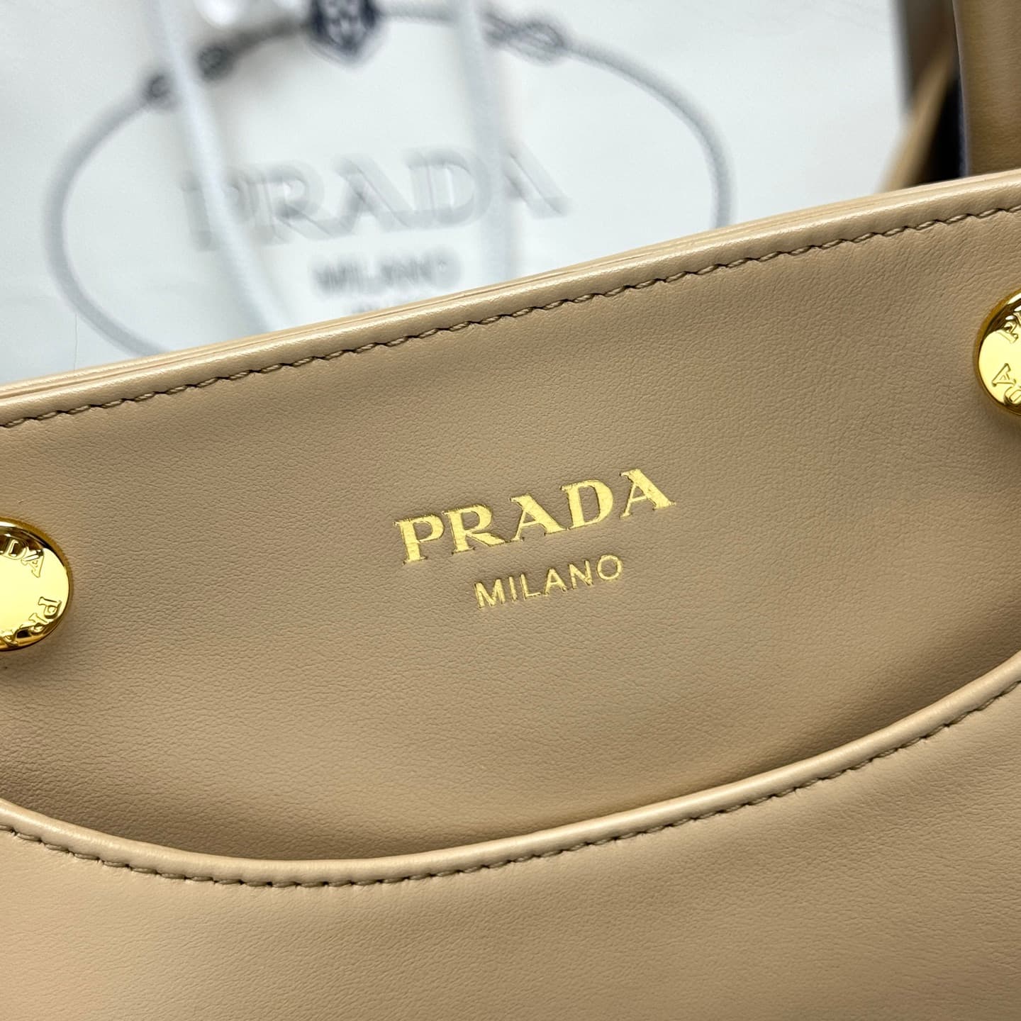 C6950 【Top Quality Original】🎉 New vintage/retro Carry bag 🎉 1BA496 🎉🎉 This handbag features a stylish and elegant design, bringing a dynamic beauty into every detail of daily use. The spacious accessory is made of imported cowhide, with detachable and adj — image 6