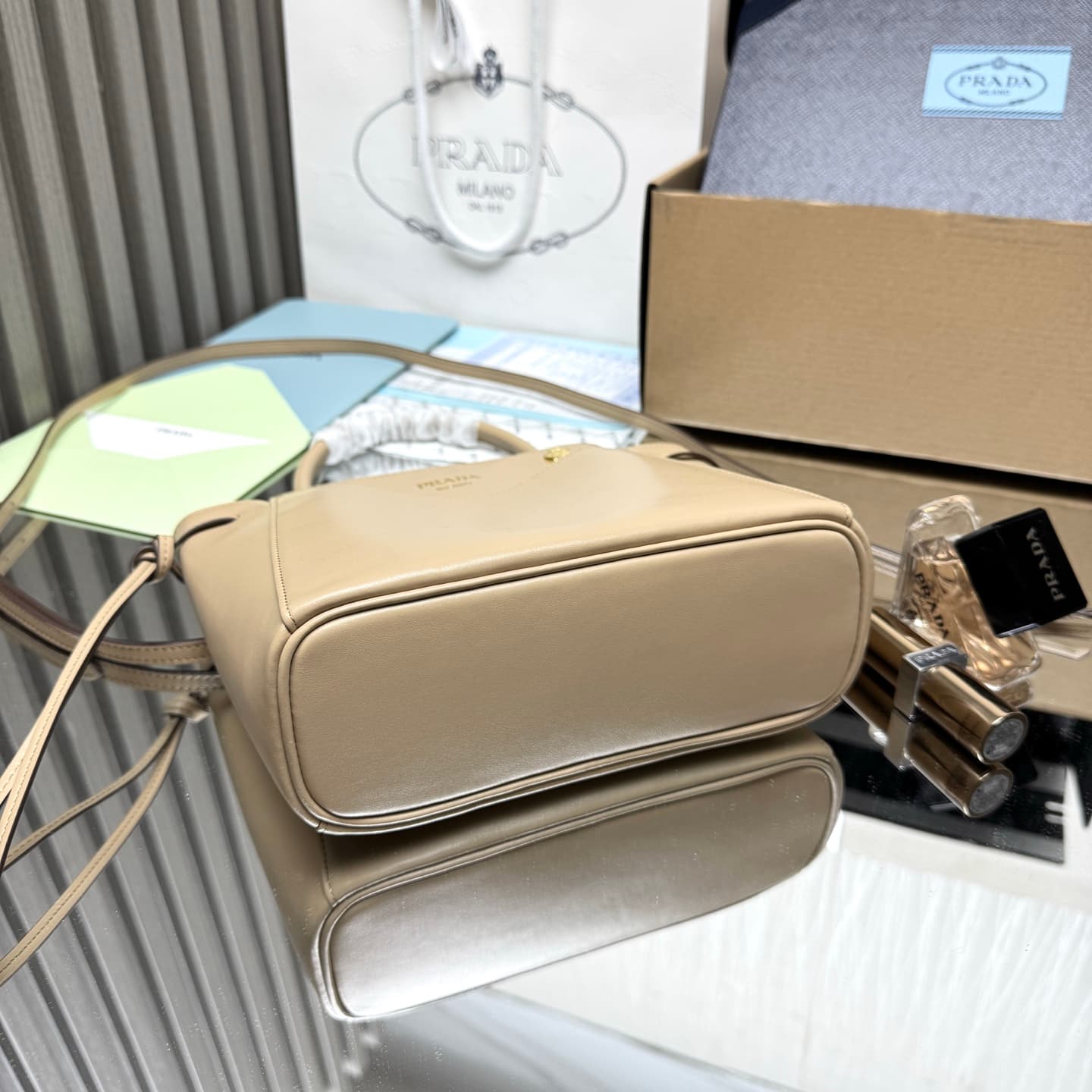 C6950 【Top Quality Original】🎉 New vintage/retro Carry bag 🎉 1BA496 🎉🎉 This handbag features a stylish and elegant design, bringing a dynamic beauty into every detail of daily use. The spacious accessory is made of imported cowhide, with detachable and adj — image 4