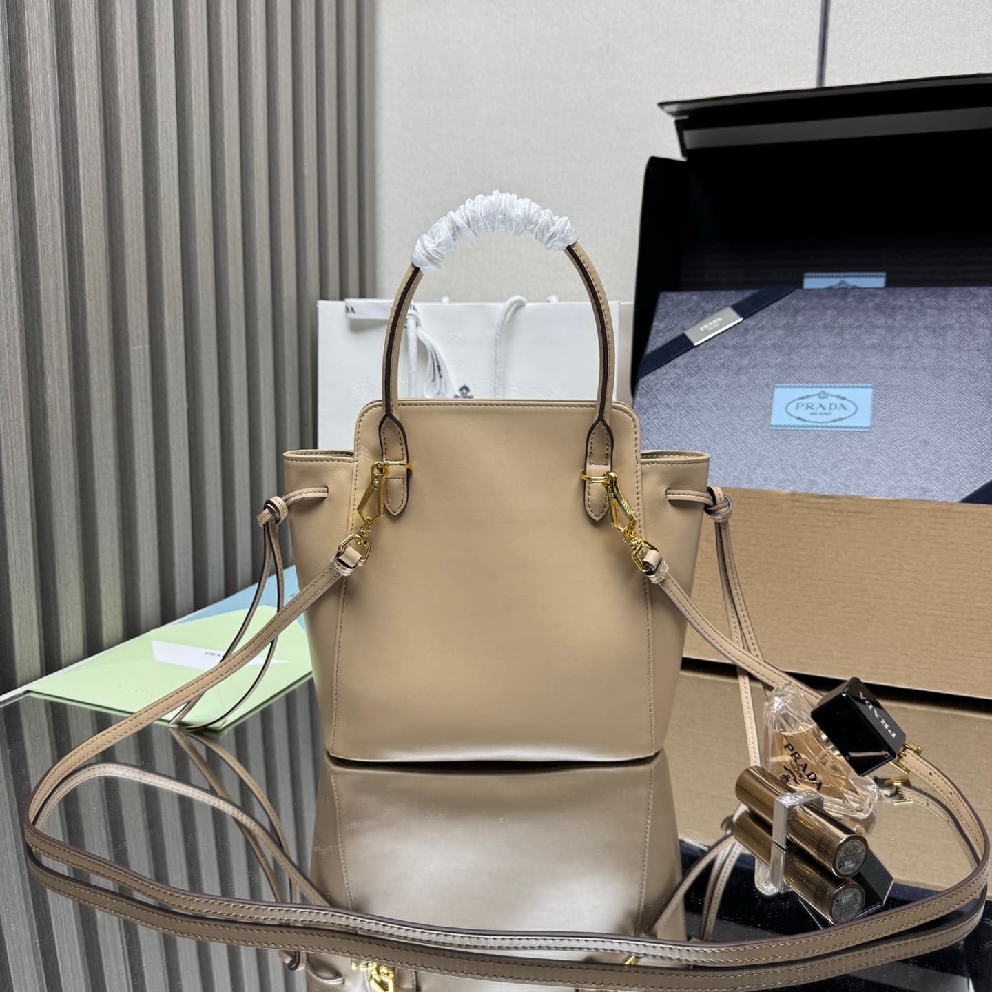 C6950 【Top Quality Original】🎉 New vintage/retro Carry bag 🎉 1BA496 🎉🎉 This handbag features a stylish and elegant design, bringing a dynamic beauty into every detail of daily use. The spacious accessory is made of imported cowhide, with detachable and adj — image 2