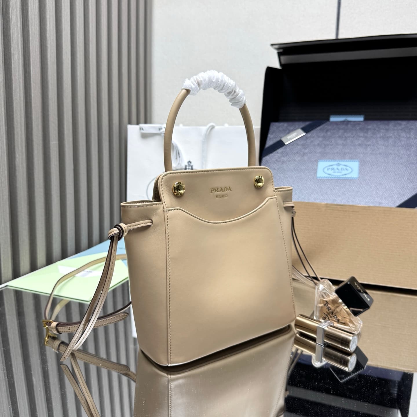 C6950 【Top Quality Original】🎉 New vintage/retro Carry bag 🎉 1BA496 🎉🎉 This handbag features a stylish and elegant design, bringing a dynamic beauty into every detail of daily use. The spacious accessory is made of imported cowhide, with detachable and adj — image 3