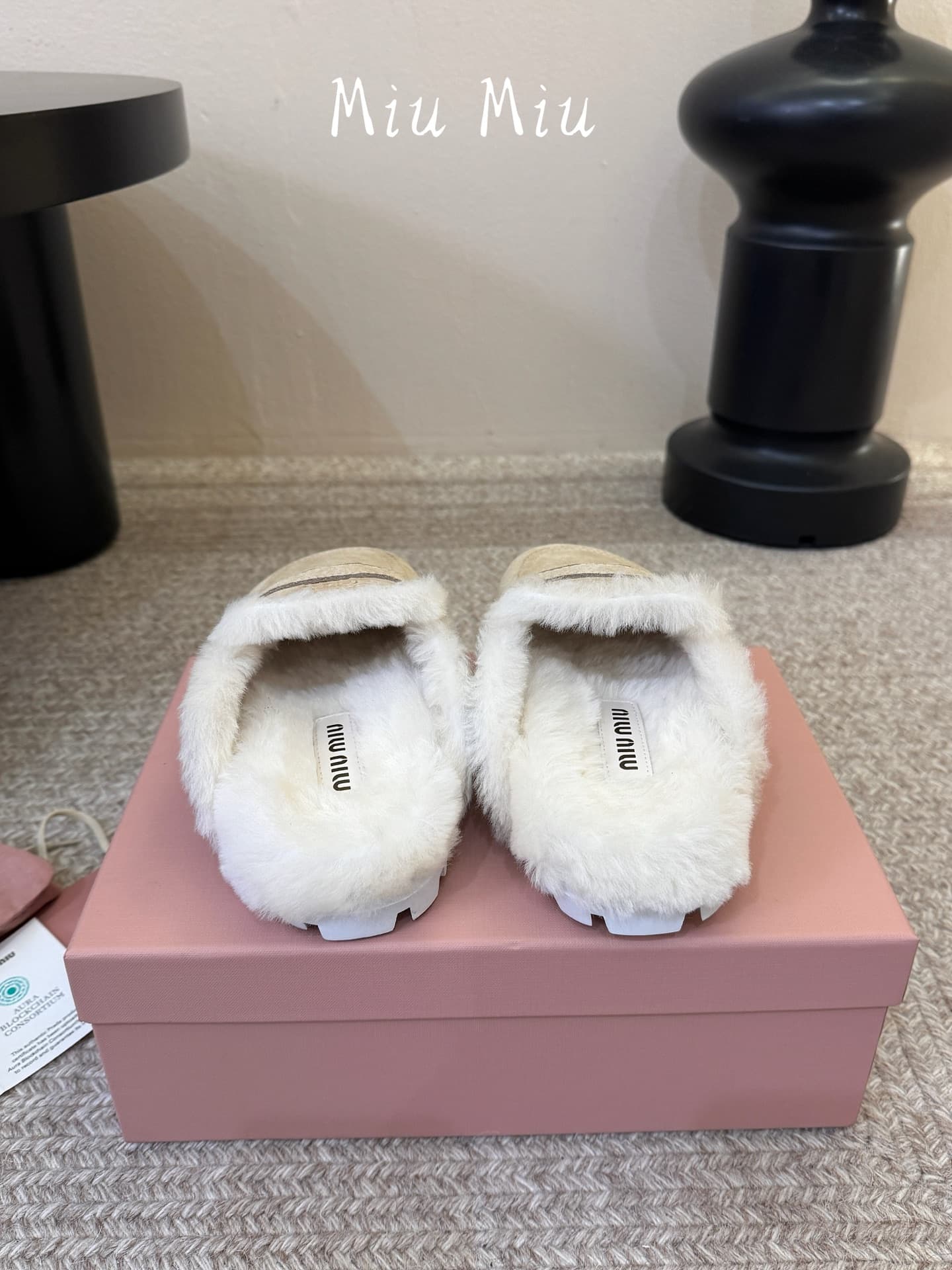 D10571 MiuMiu/缪缪’s latest popular autumn/winter Boccioni Muler fur slippers – semi-padded style — image 6