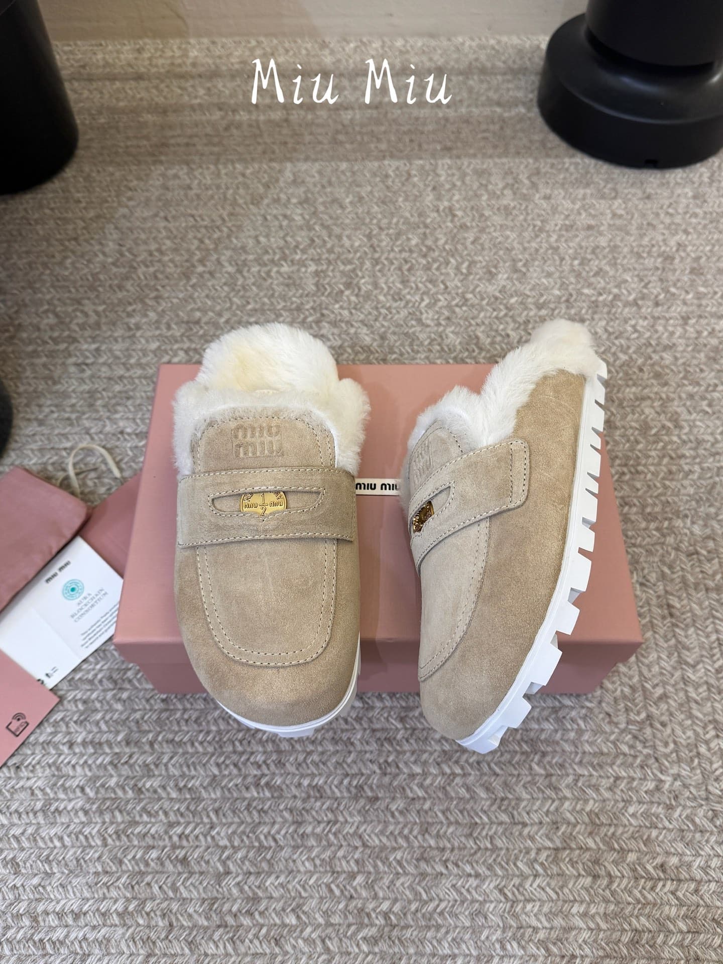 D10571 MiuMiu/缪缪’s latest popular autumn/winter Boccioni Muler fur slippers – semi-padded style — image 2