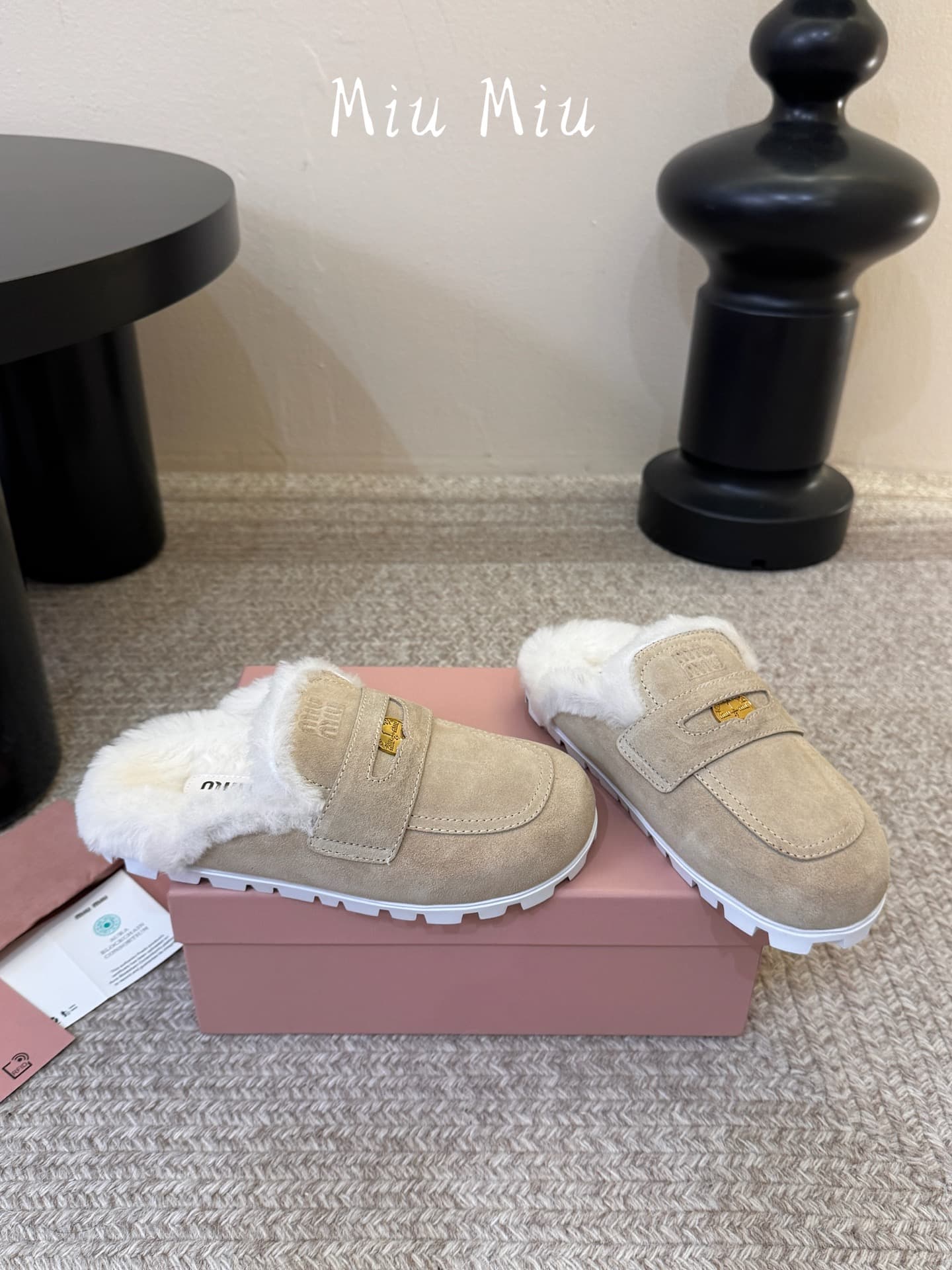 D10571 MiuMiu/缪缪’s latest popular autumn/winter Boccioni Muler fur slippers – semi-padded style — image 5