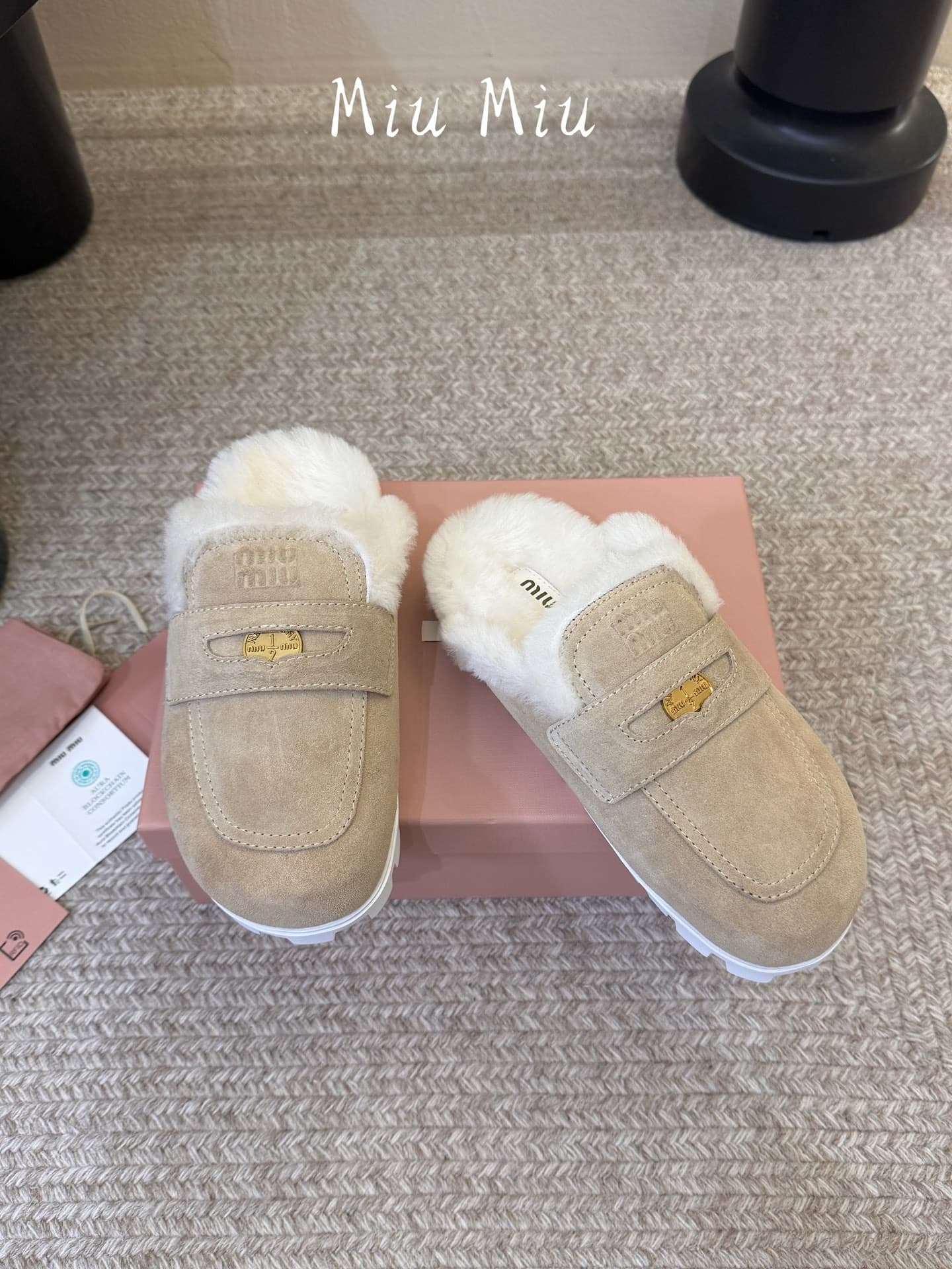 D10571 MiuMiu/缪缪’s latest popular autumn/winter Boccioni Muler fur slippers – semi-padded style — image 3
