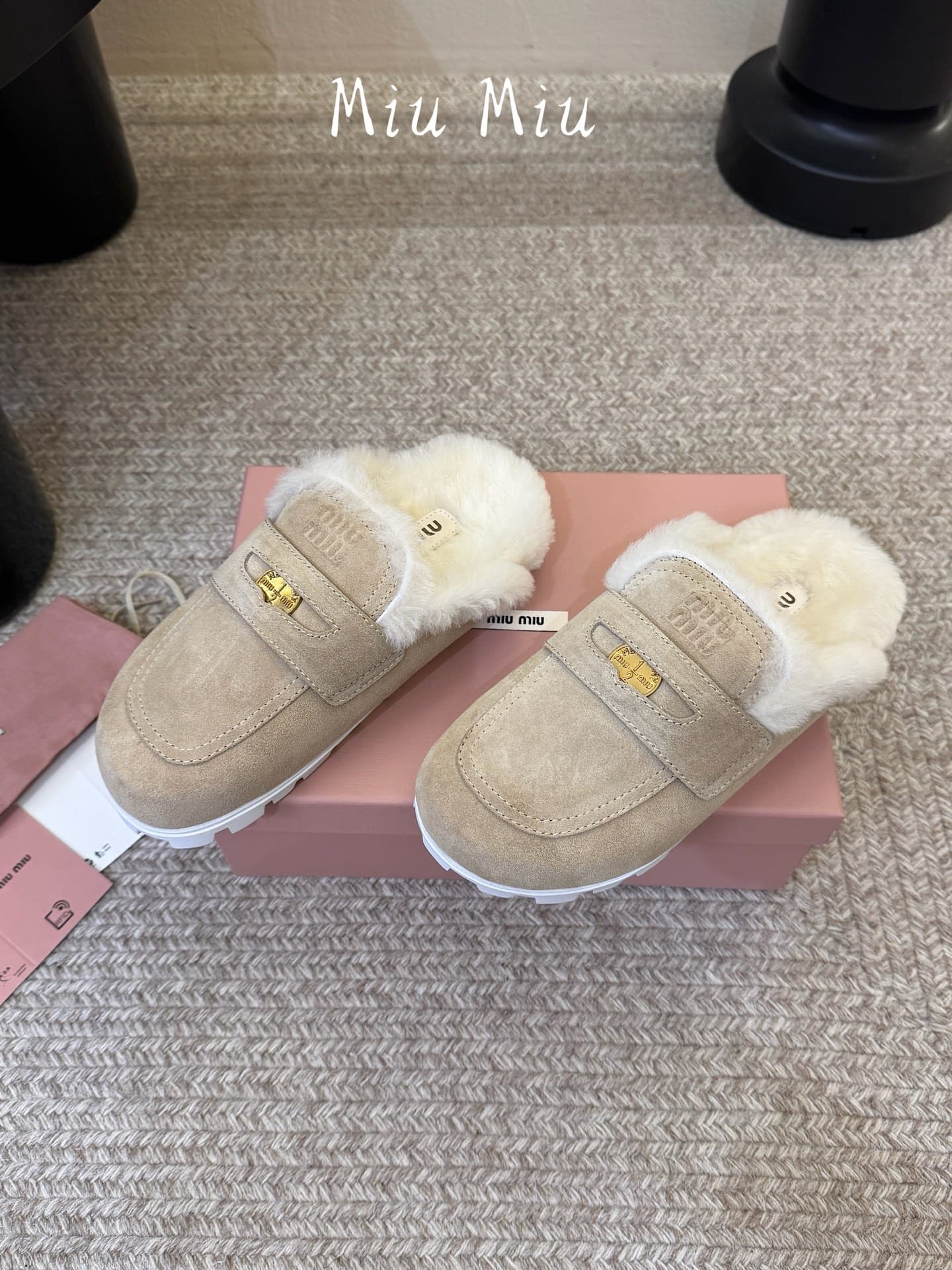D10571 MiuMiu/缪缪’s latest popular autumn/winter Boccioni Muler fur slippers – semi-padded style — image 4
