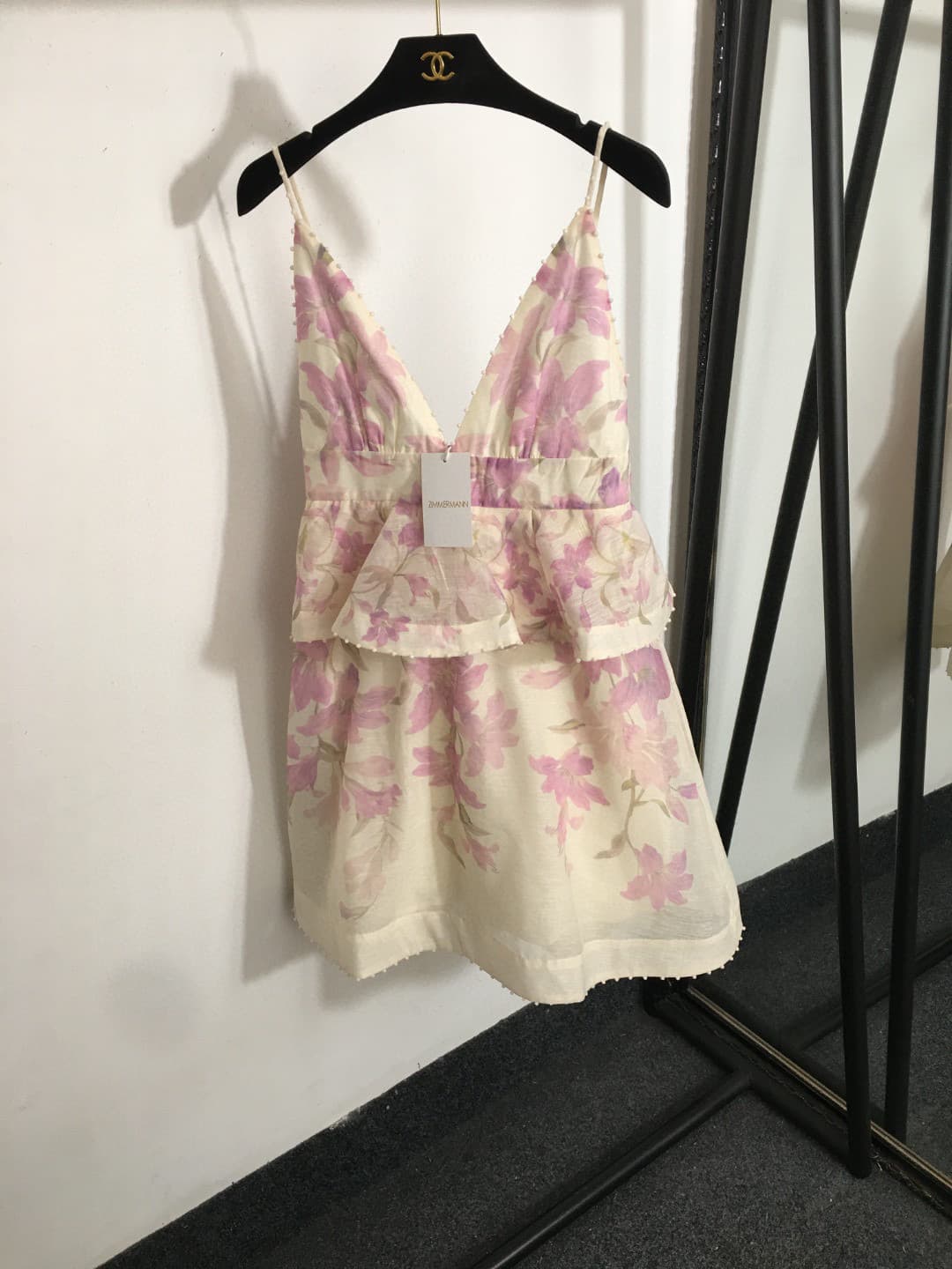 C18255 Item number: 20252648 Zimmermann new model, purple floral print, ruffled V-neck dress with waistband. Short skirt, beige and black colors, sizes S-XL. [Size M: elasticity of bust; waistband: 74; length: 82] 76 — image 1