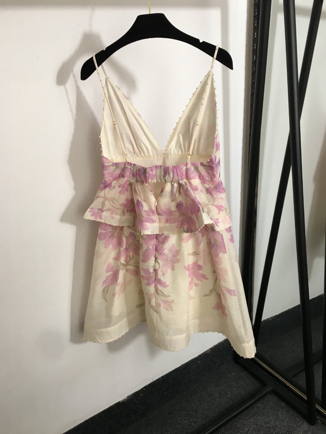 C18255 Item number: 20252648 Zimmermann new model, purple floral print, ruffled V-neck dress with waistband. Short skirt, beige and black colors, sizes S-XL. [Size M: elasticity of bust; waistband: 74; length: 82] 76 — image 2