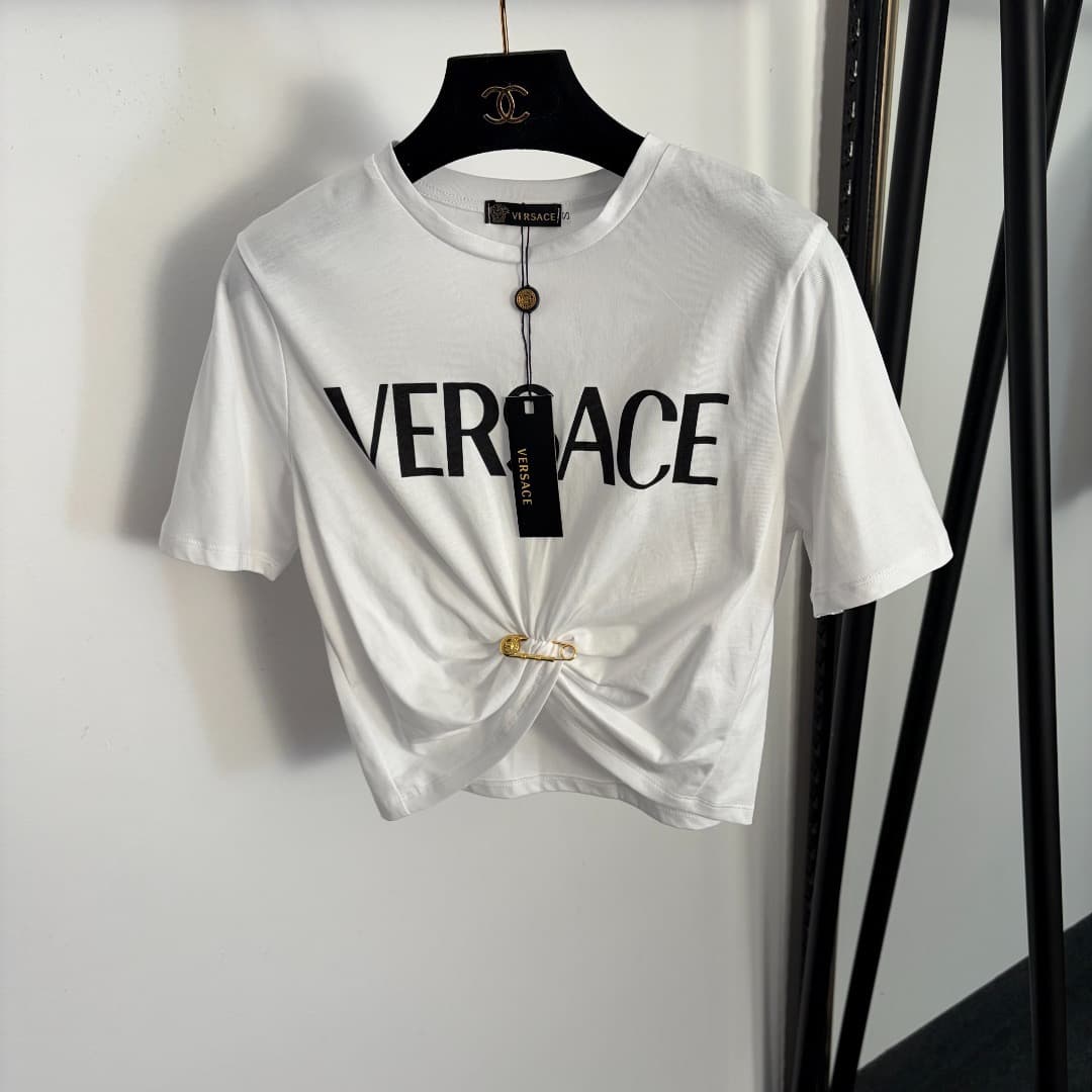 C18577 Item number: 20262566 Versac*. New model, letter-printed, Medusa pin and straps, slimming short length, cut-out short sleeves T-shirt. Colors: black, pink, white (black text), white (green text). S-XL sizes available. [S size: shoulder width 37, bu — image 2