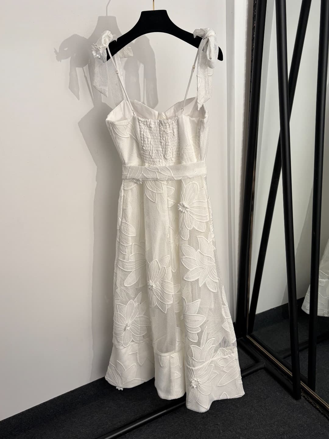 C18308 Item number: 20264120 Zimmermann* New model, three-dimensional embroidered flowers, checked open-bellied dress with straps. Long dress, in yellow, light blue, dark blue, white, khaki colors. S-XL sizes available. [L size: Elasticity of bust: 86; el — image 3