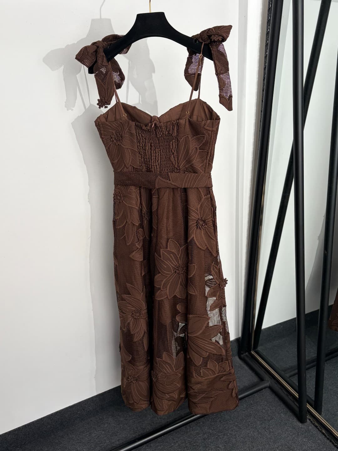C18308 Item number: 20264120 Zimmermann* New model, three-dimensional embroidered flowers, checked open-bellied dress with straps. Long dress, in yellow, light blue, dark blue, white, khaki colors. S-XL sizes available. [L size: Elasticity of bust: 86; el — image 5