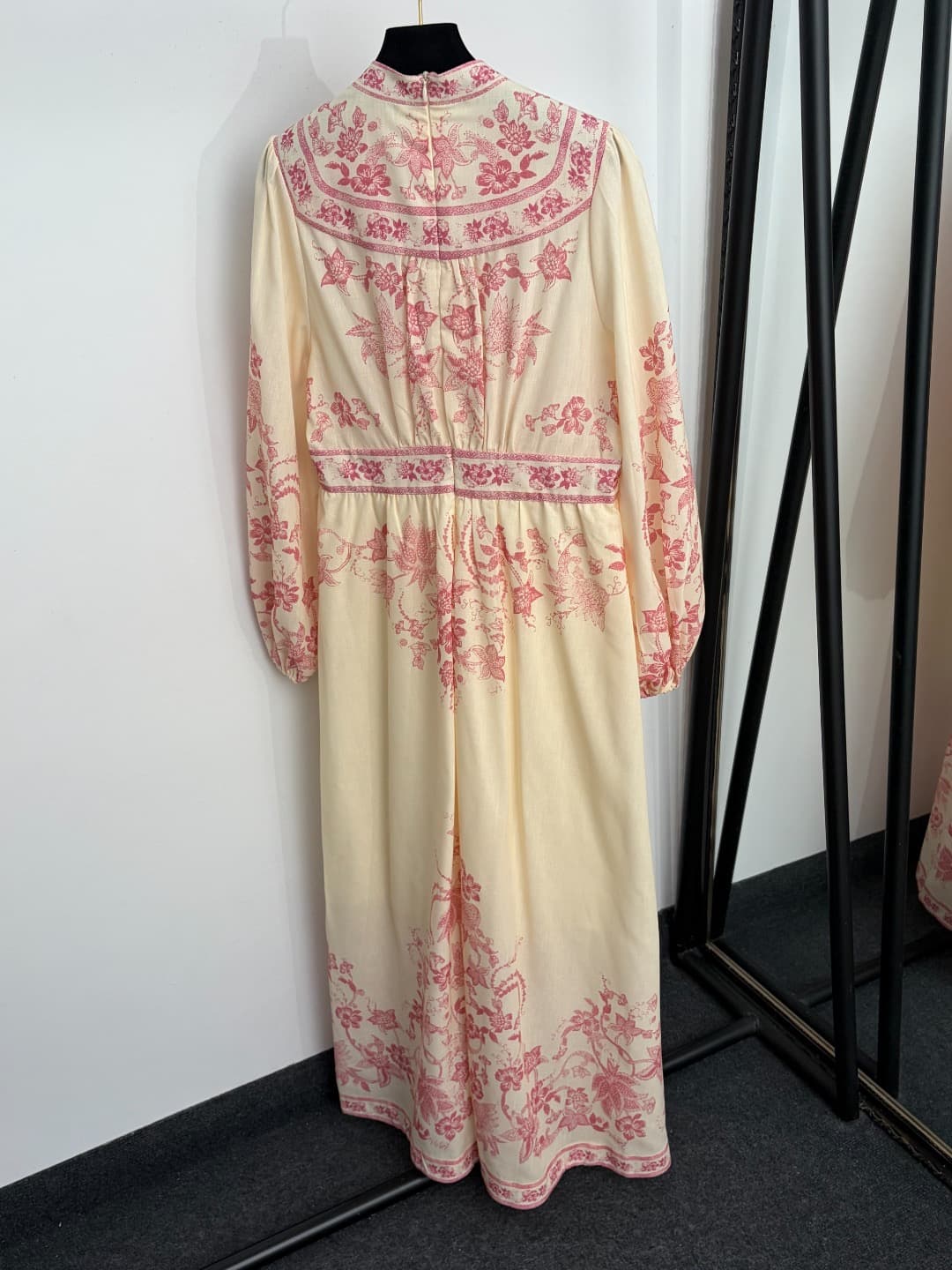 C18218 Style number 20252712 Zimmermann new model, elegant vintage/retro floral print, V-neck, waist-catching lantern-length dress, blue, pink, brown, S-XL. [Size M: bust 92, waist 78, sleeve length 65, overall length 145, weight 0, 68kg] — image 6