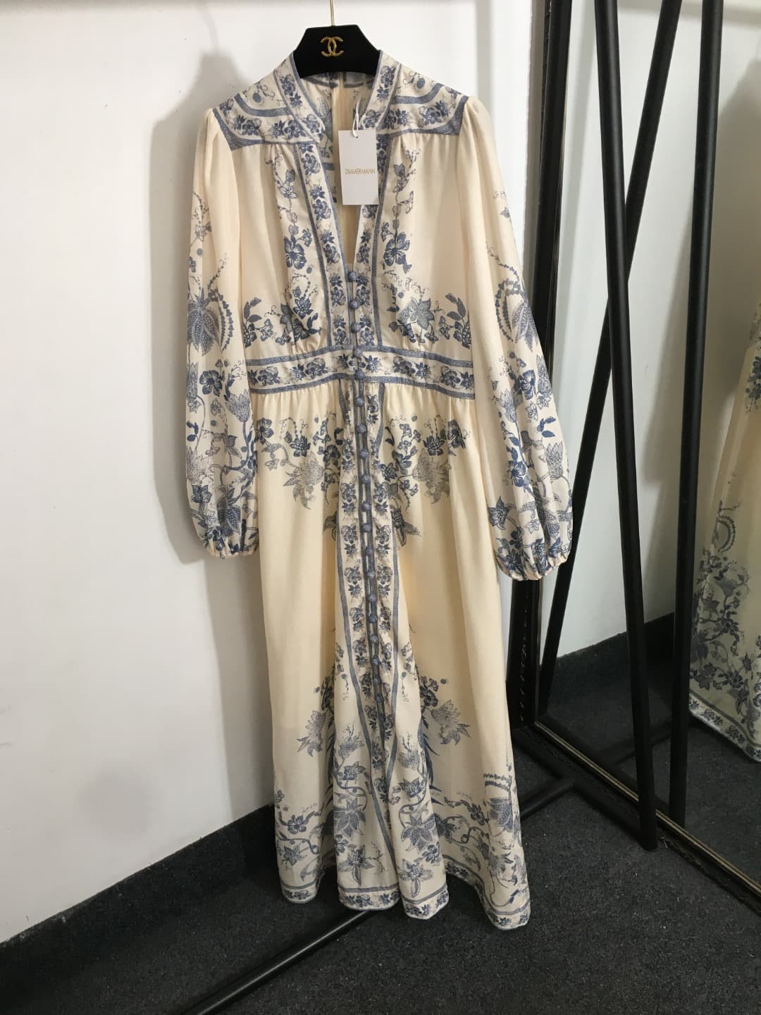 C18218 Style number 20252712 Zimmermann new model, elegant vintage/retro floral print, V-neck, waist-catching lantern-length dress, blue, pink, brown, S-XL. [Size M: bust 92, waist 78, sleeve length 65, overall length 145, weight 0, 68kg]
