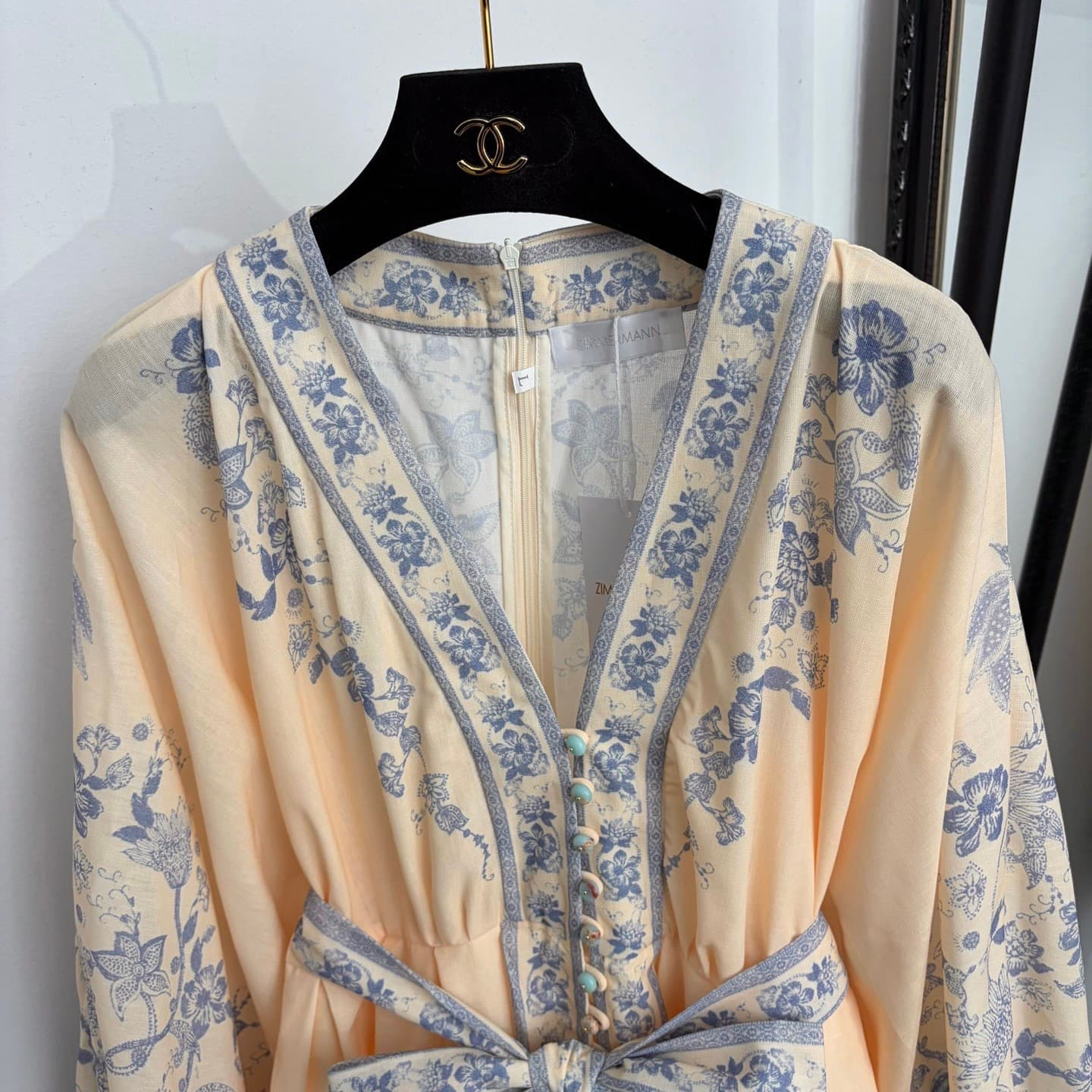 C18270 Style number 20265113 Zimmermann* New model: Peacock flower print, vacation-style V-neck, belted mid-length sleeves dress. Color: beige. S-XL sizes. [L size: Chest circumference 96, waist circumference 86, sleeve length 59, overall length 92; Weigh — image 2