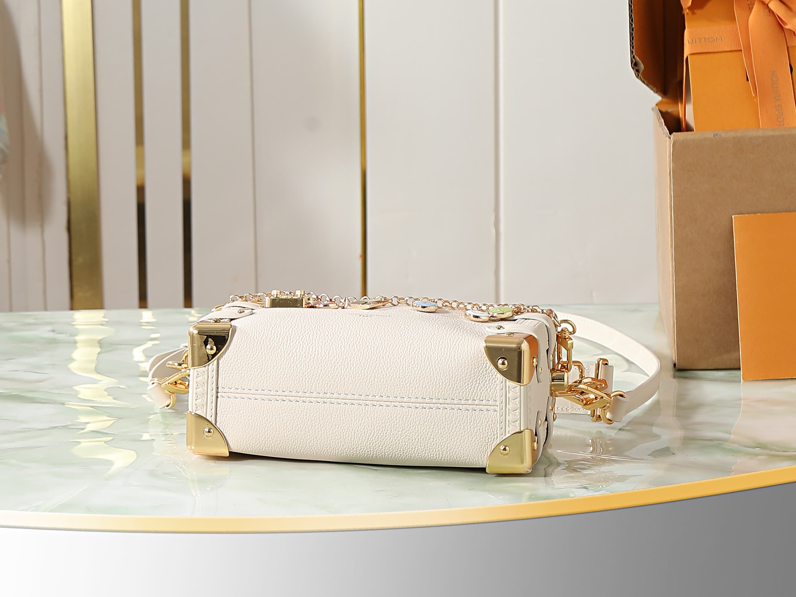 C5189 [Top-quality original items, exclusive real photos] M27438 Beige color; M23817 chain-shaped full-leather soft case; SIDE TRUNK small-sized handbag. This SIDE TRUNK small-handbag belongs to the LV Confett series. It features a compact shape made of l — image 4