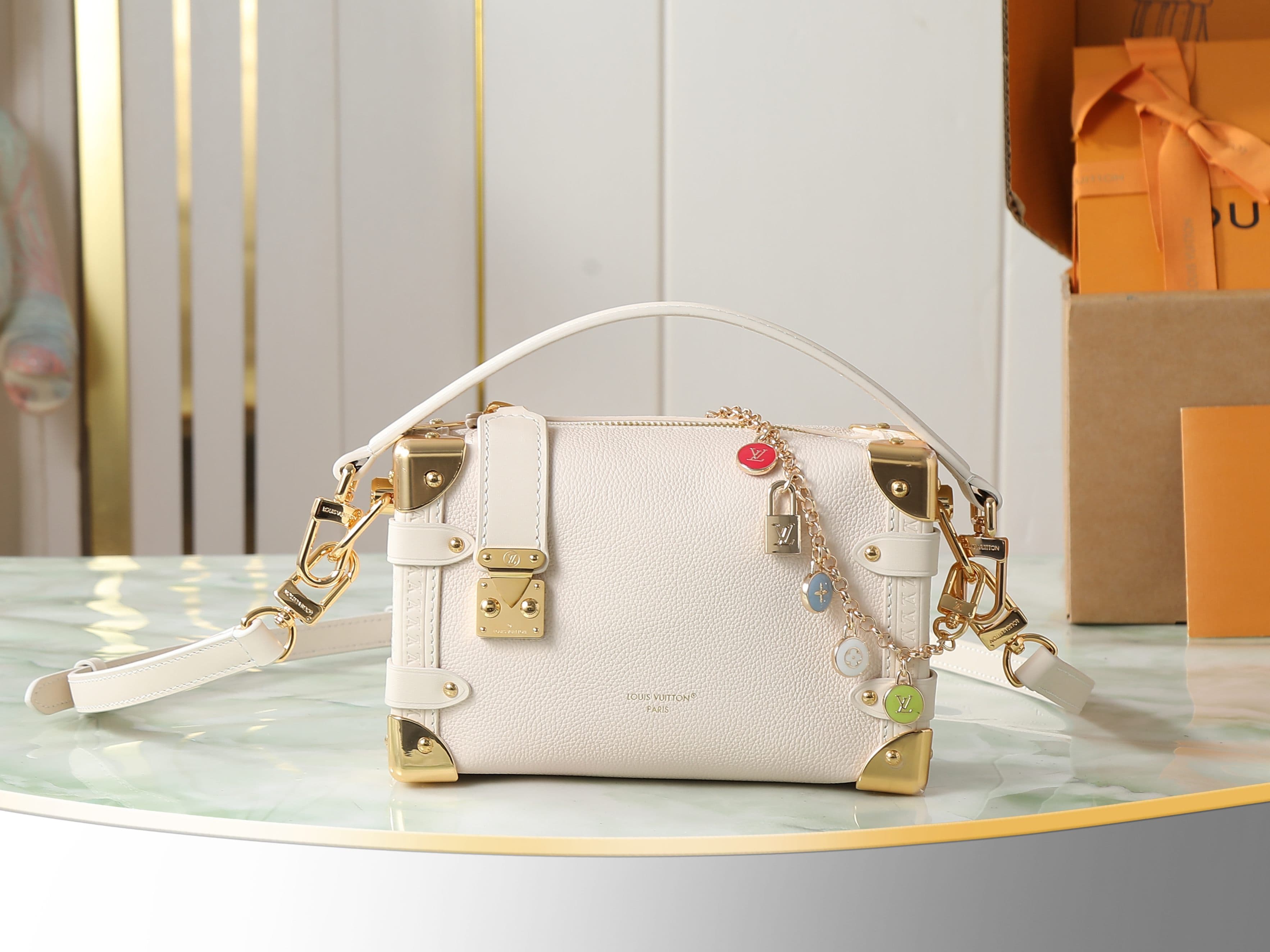 C5189 [Top-quality original items, exclusive real photos] M27438 Beige color; M23817 chain-shaped full-leather soft case; SIDE TRUNK small-sized handbag. This SIDE TRUNK small-handbag belongs to the LV Confett series. It features a compact shape made of l — image 1