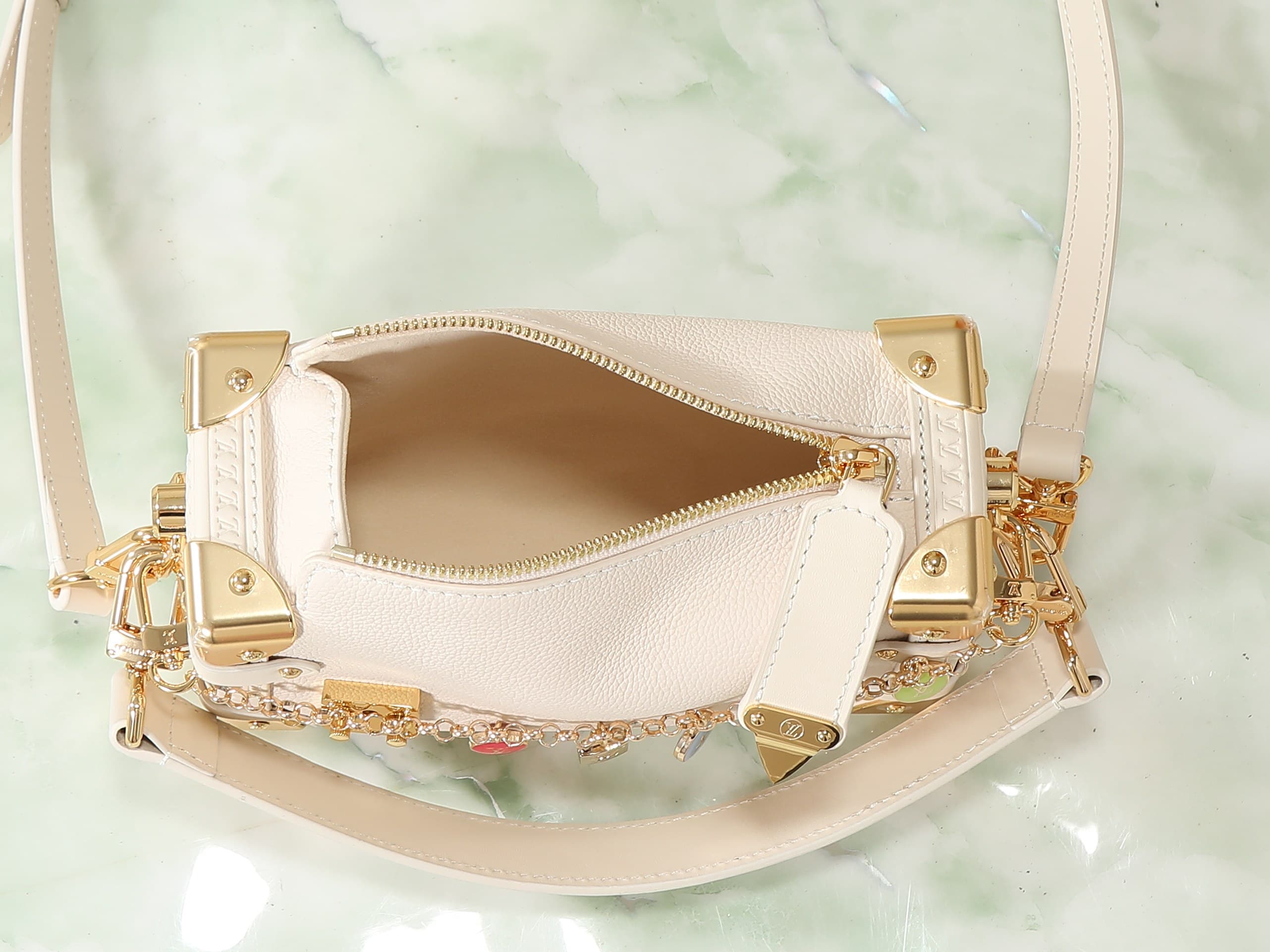 C5189 [Top-quality original items, exclusive real photos] M27438 Beige color; M23817 chain-shaped full-leather soft case; SIDE TRUNK small-sized handbag. This SIDE TRUNK small-handbag belongs to the LV Confett series. It features a compact shape made of l — image 8