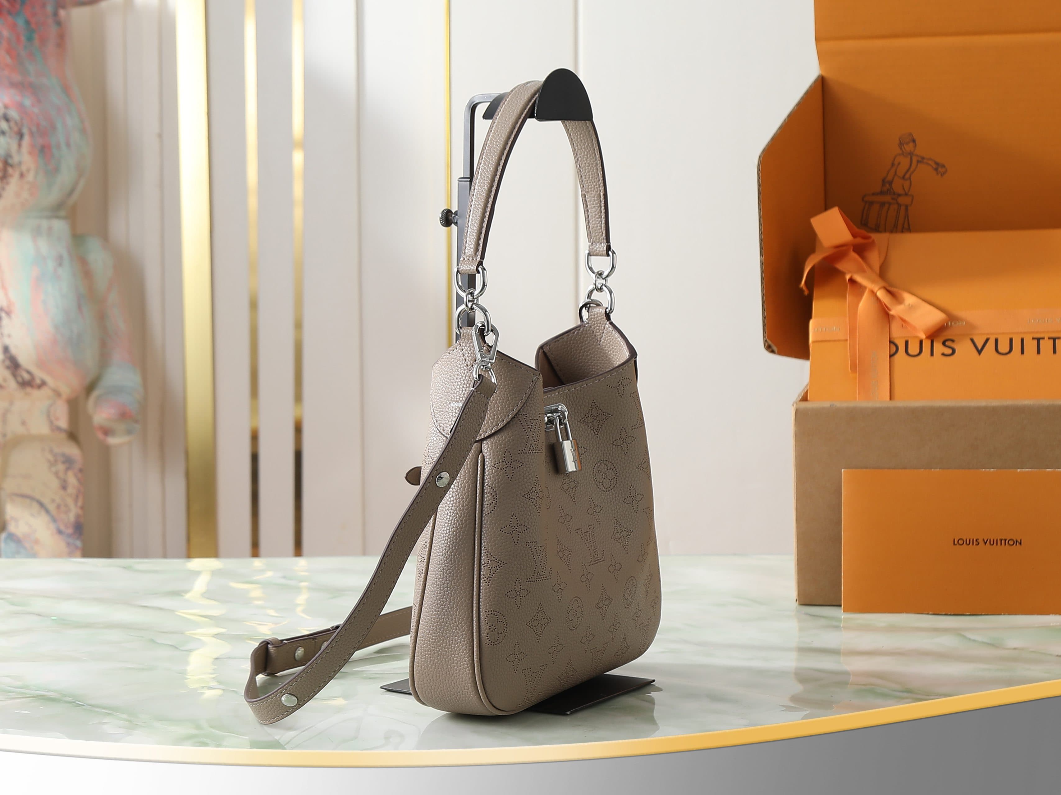 C5183 [Top-quality original items, exclusive real photos] M27336 gray-brown; M27459 all leather perforated crossbody bag, small size; m27336 gray-brown; m28306 black; m27459 beige. This small-sized crossbody bag from the Mahina collection features elegant — image 2