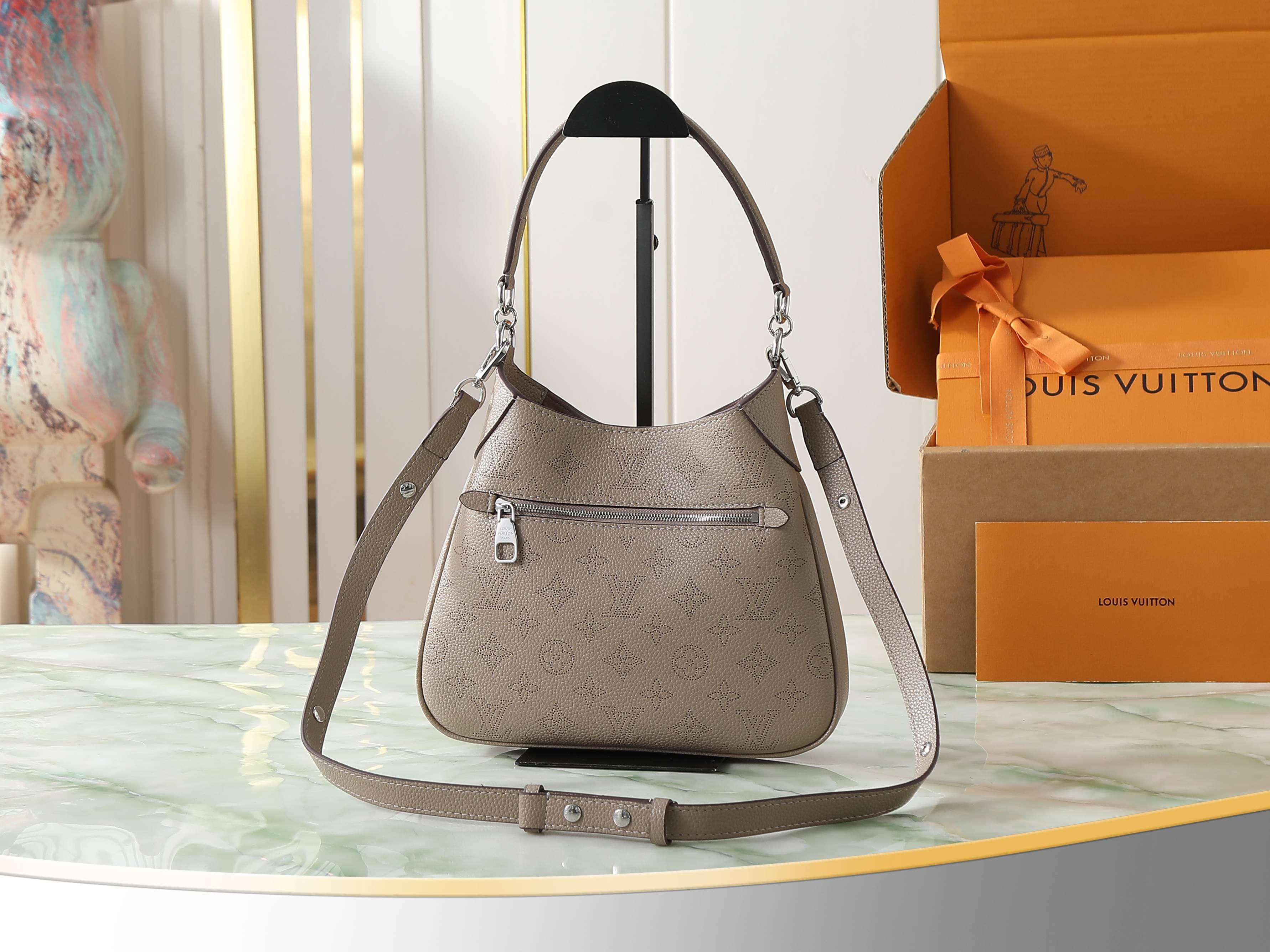 C5183 [Top-quality original items, exclusive real photos] M27336 gray-brown; M27459 all leather perforated crossbody bag, small size; m27336 gray-brown; m28306 black; m27459 beige. This small-sized crossbody bag from the Mahina collection features elegant — image 3