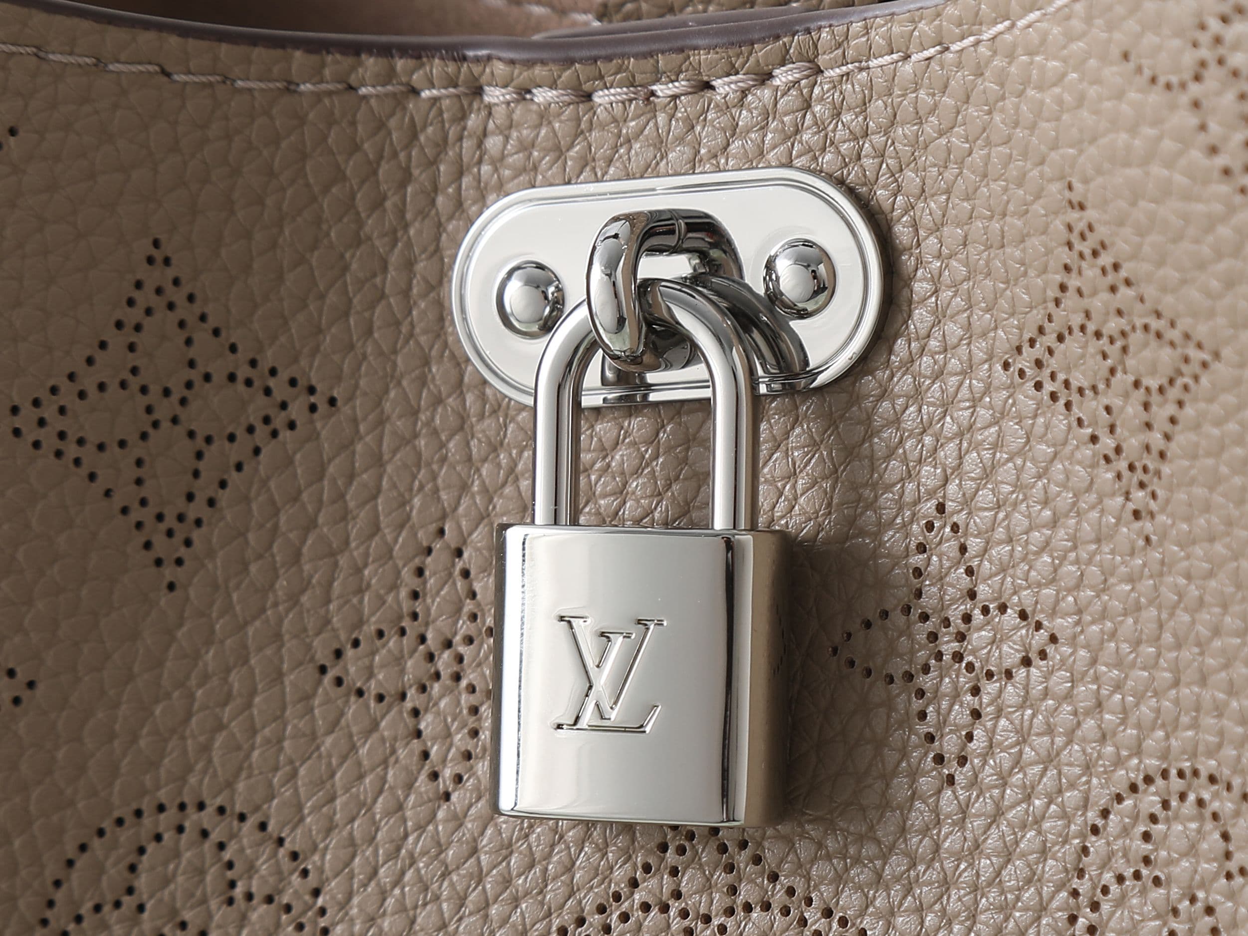 C5183 [Top-quality original items, exclusive real photos] M27336 gray-brown; M27459 all leather perforated crossbody bag, small size; m27336 gray-brown; m28306 black; m27459 beige. This small-sized crossbody bag from the Mahina collection features elegant — image 6