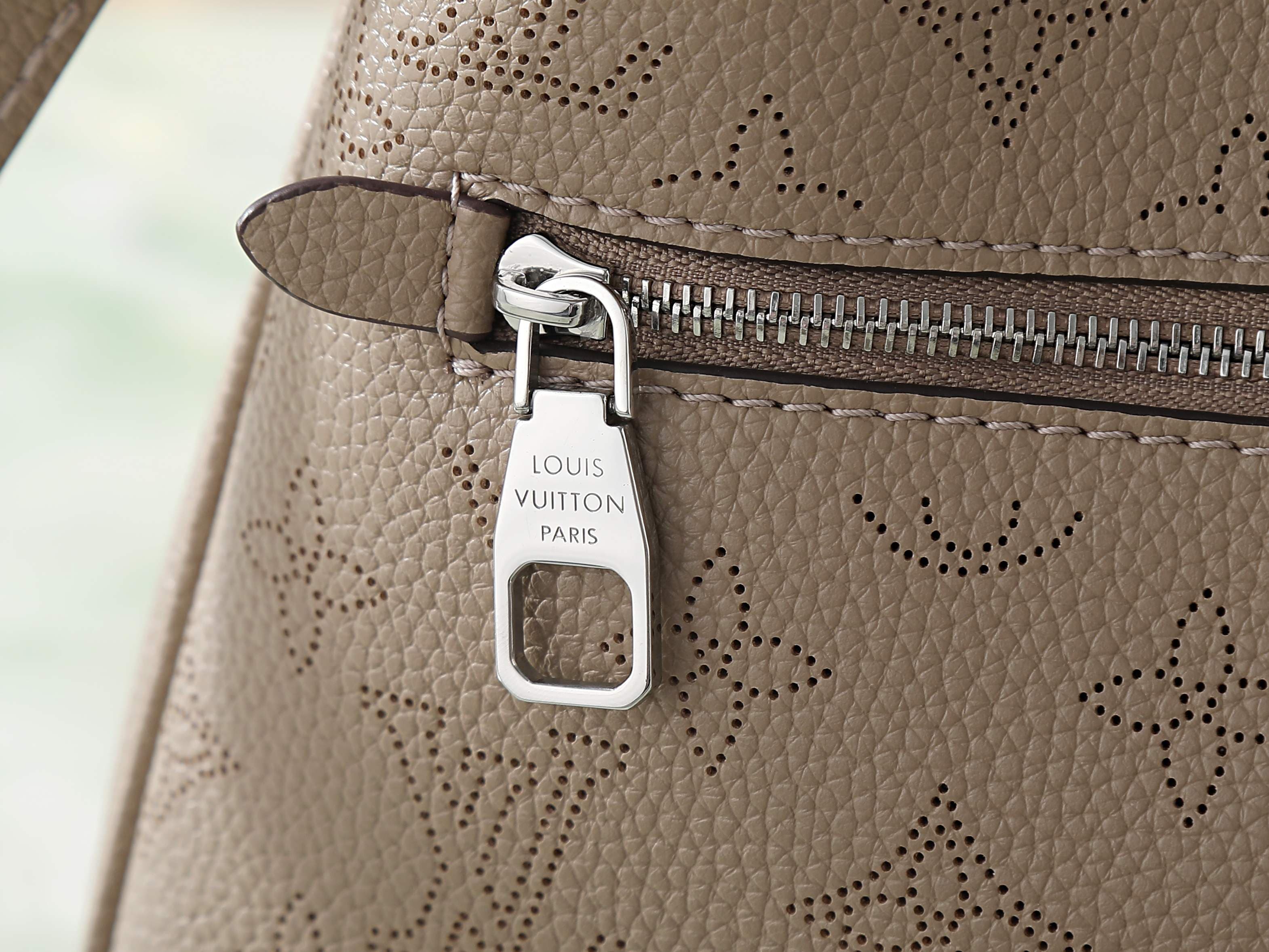 C5183 [Top-quality original items, exclusive real photos] M27336 gray-brown; M27459 all leather perforated crossbody bag, small size; m27336 gray-brown; m28306 black; m27459 beige. This small-sized crossbody bag from the Mahina collection features elegant — image 8