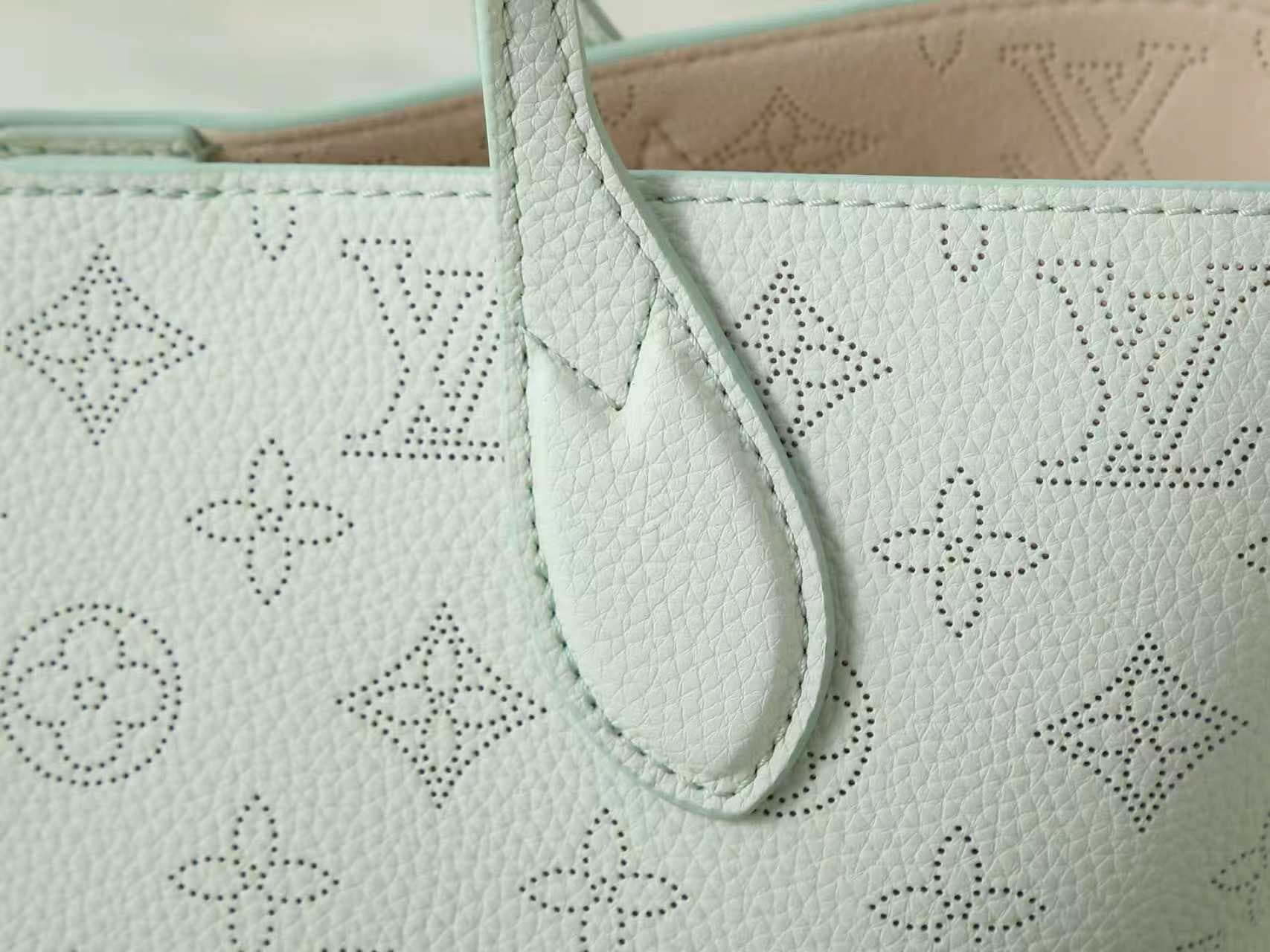 C5190 [Top-quality original product, exclusive real footage] M27599 Mint green full-leather perforated shopping bag BLOSSOM small handbag. This Blossom small handbag is made from classic perforated leather, with hooks and magnetic closures. It features a  — image 5