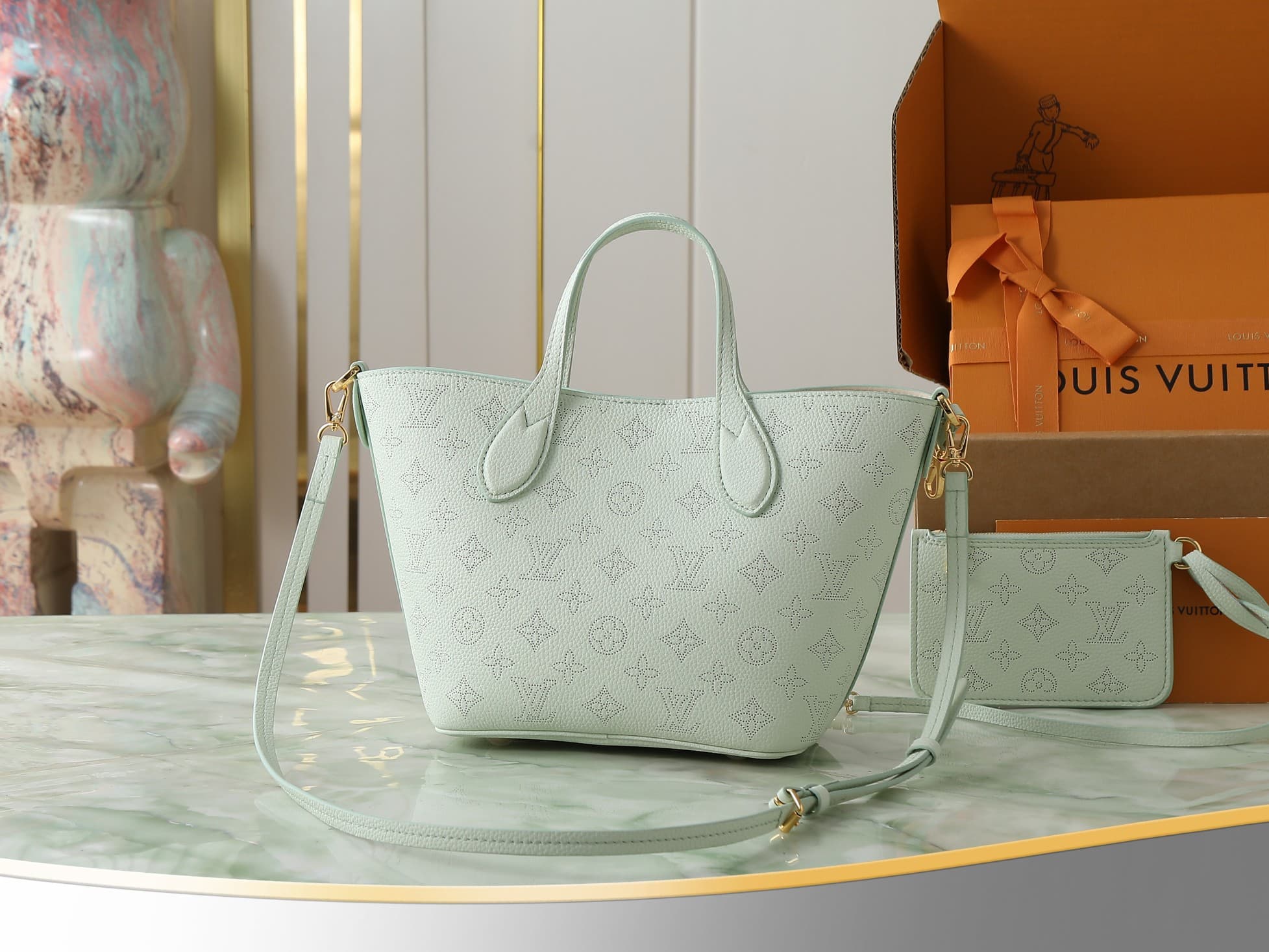C5190 [Top-quality original product, exclusive real footage] M27599 Mint green full-leather perforated shopping bag BLOSSOM small handbag. This Blossom small handbag is made from classic perforated leather, with hooks and magnetic closures. It features a  — image 3