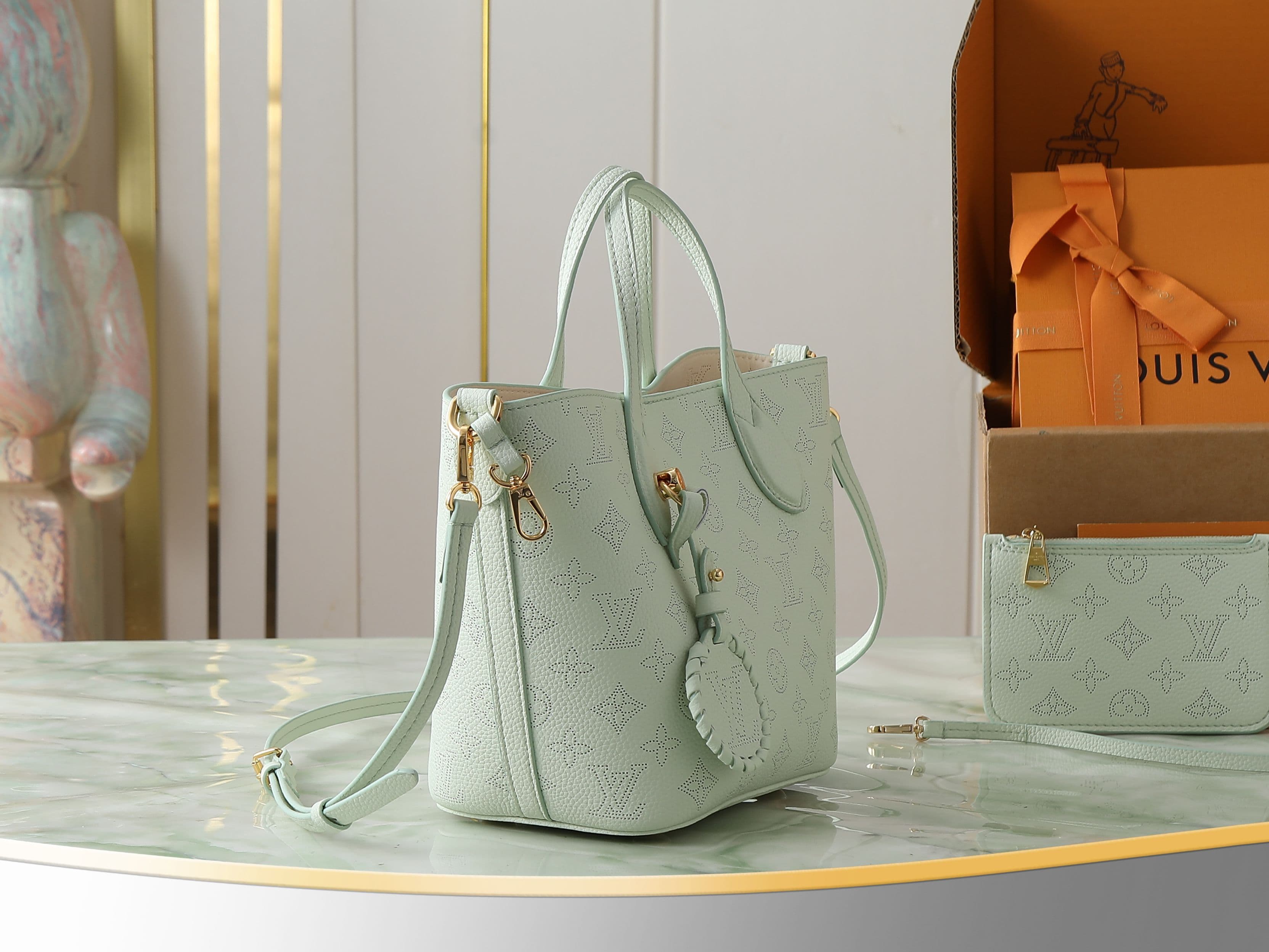 C5190 [Top-quality original product, exclusive real footage] M27599 Mint green full-leather perforated shopping bag BLOSSOM small handbag. This Blossom small handbag is made from classic perforated leather, with hooks and magnetic closures. It features a  — image 2