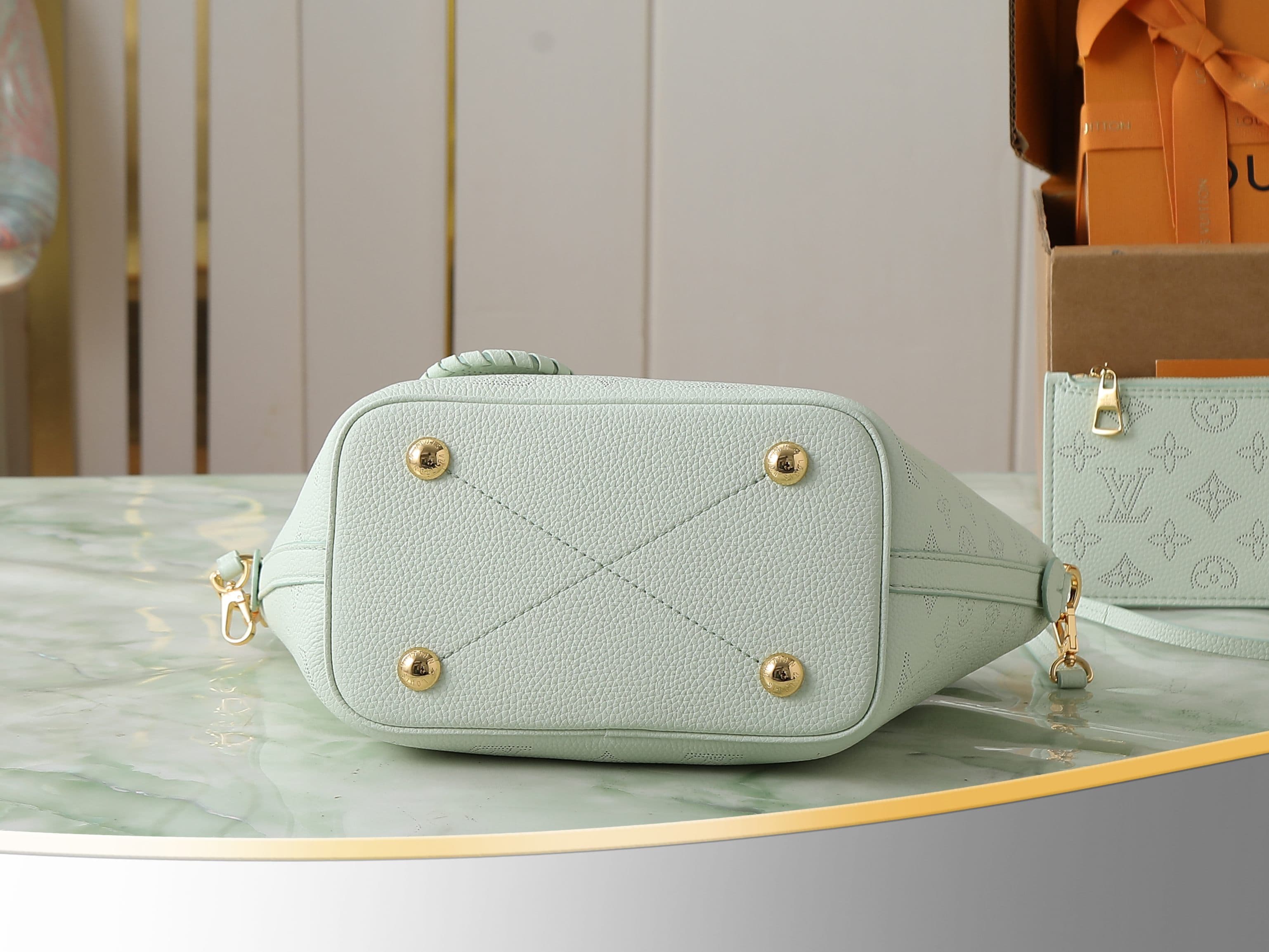 C5190 [Top-quality original product, exclusive real footage] M27599 Mint green full-leather perforated shopping bag BLOSSOM small handbag. This Blossom small handbag is made from classic perforated leather, with hooks and magnetic closures. It features a  — image 4