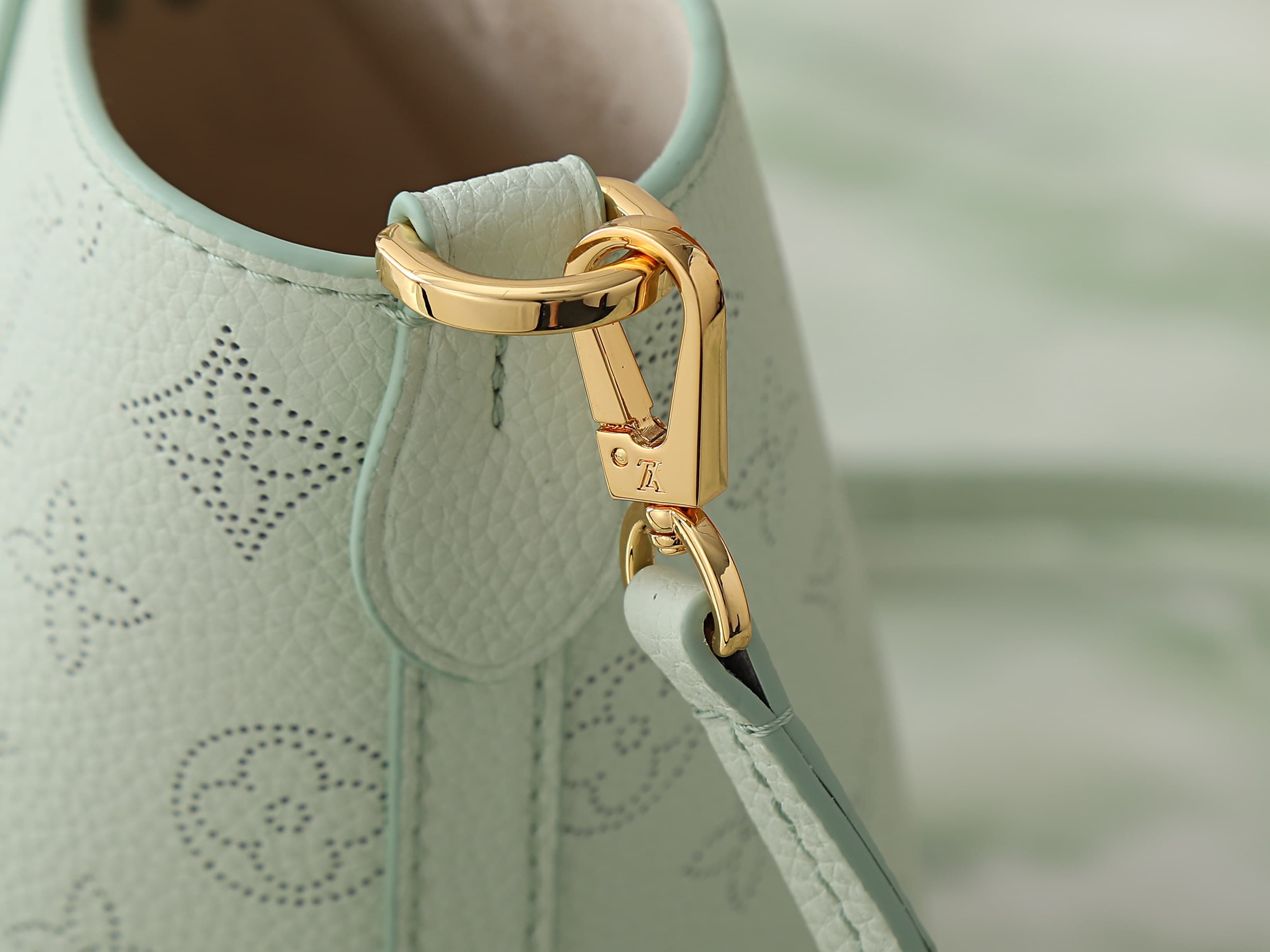 C5190 [Top-quality original product, exclusive real footage] M27599 Mint green full-leather perforated shopping bag BLOSSOM small handbag. This Blossom small handbag is made from classic perforated leather, with hooks and magnetic closures. It features a  — image 7