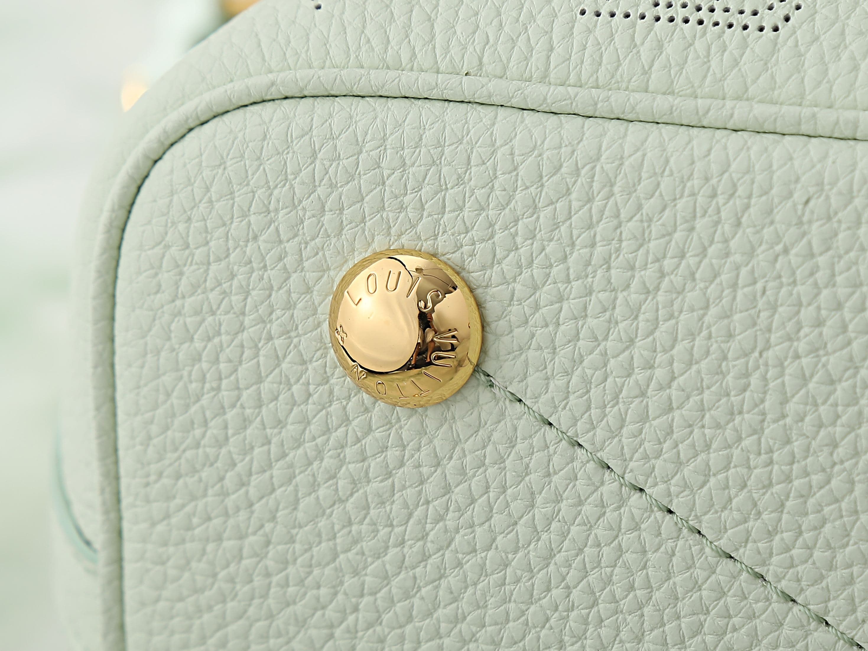 C5190 [Top-quality original product, exclusive real footage] M27599 Mint green full-leather perforated shopping bag BLOSSOM small handbag. This Blossom small handbag is made from classic perforated leather, with hooks and magnetic closures. It features a  — image 6