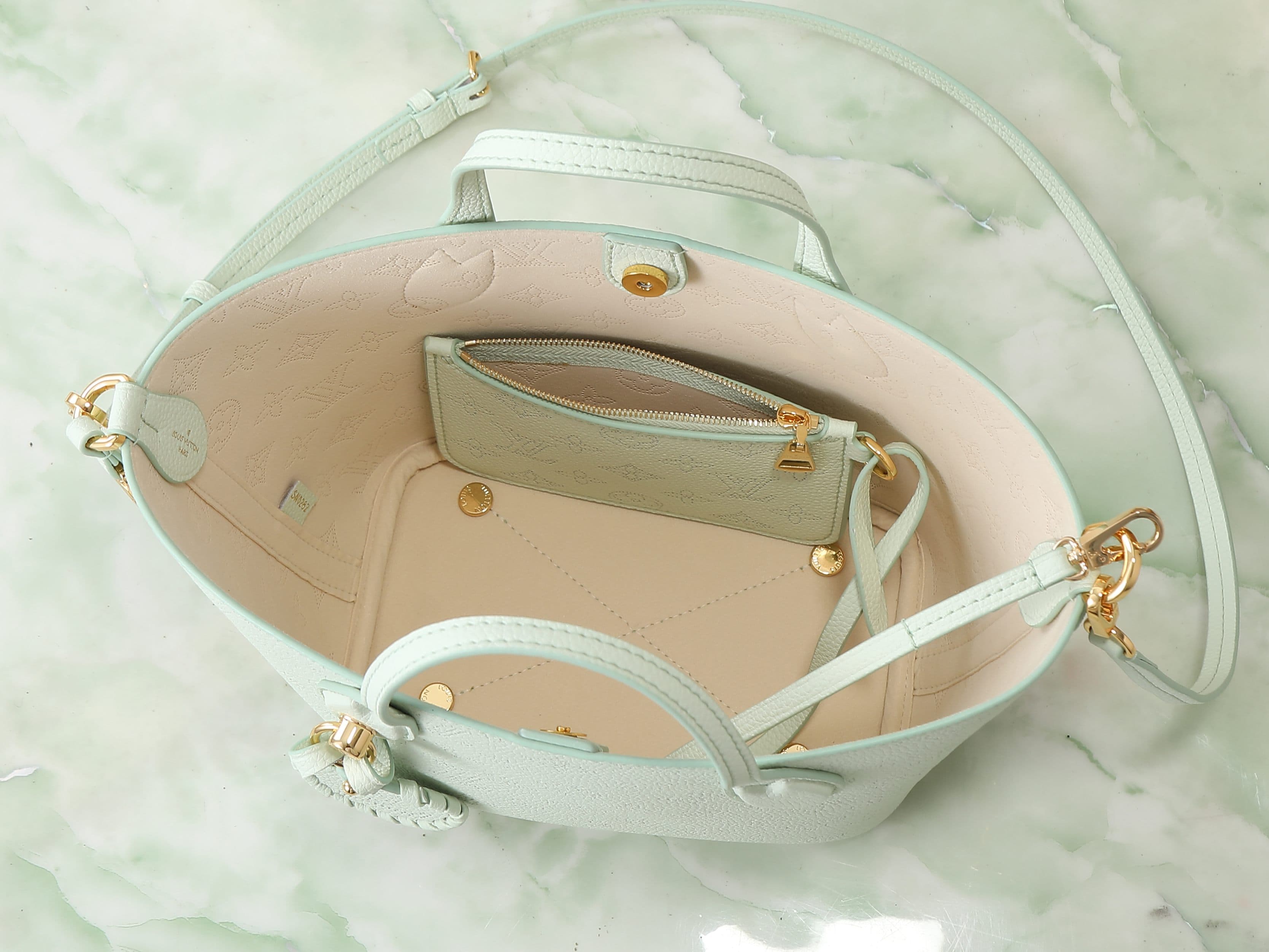 C5190 [Top-quality original product, exclusive real footage] M27599 Mint green full-leather perforated shopping bag BLOSSOM small handbag. This Blossom small handbag is made from classic perforated leather, with hooks and magnetic closures. It features a  — image 8
