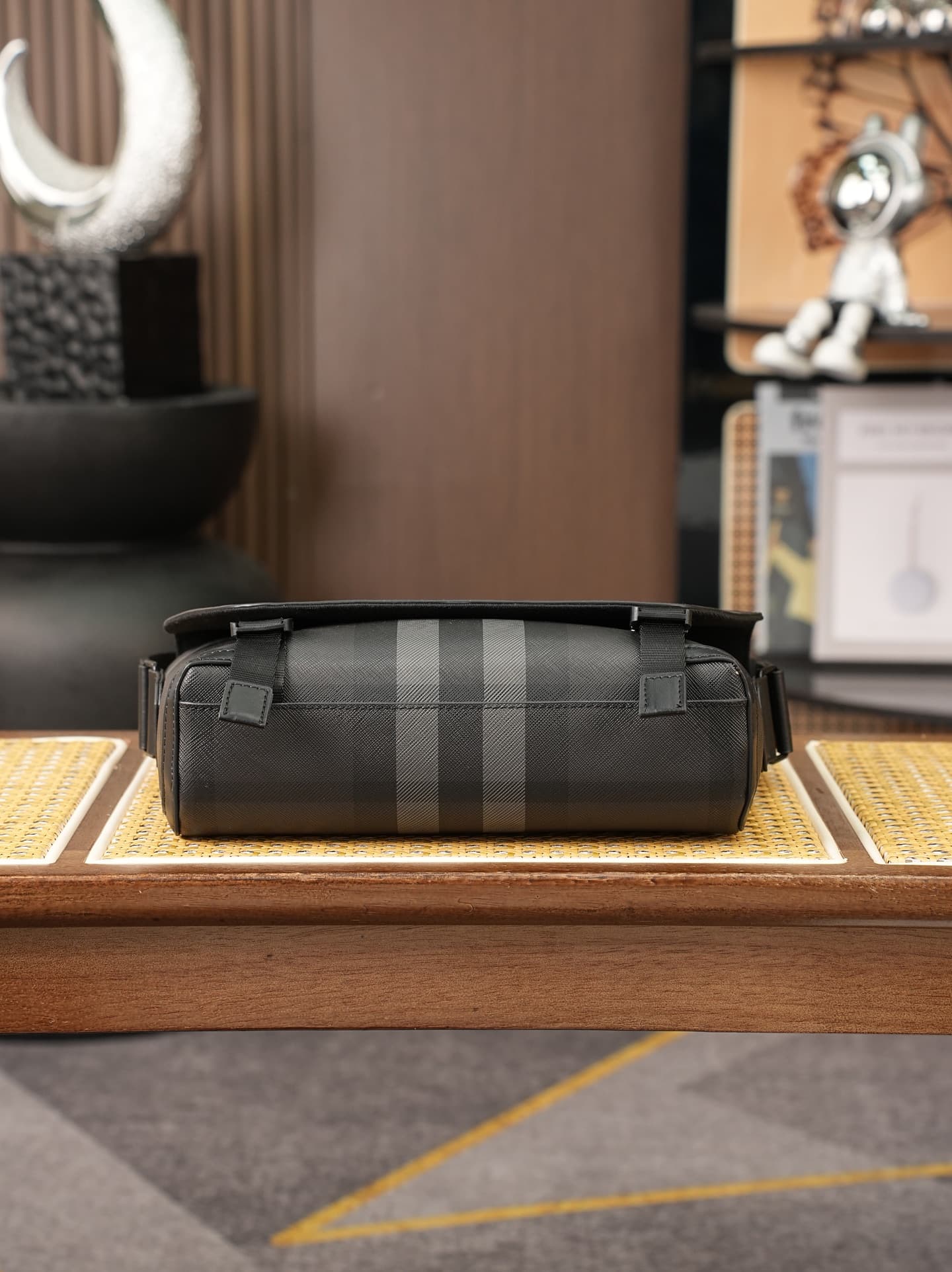 C83 B Family’s new version of postman bag features brand logo decoration. It has zipper pockets for storing small items easily. The adjustable shoulder strap ensures a practical design. At least 30% of the materials used in this product are derived from b — image 4