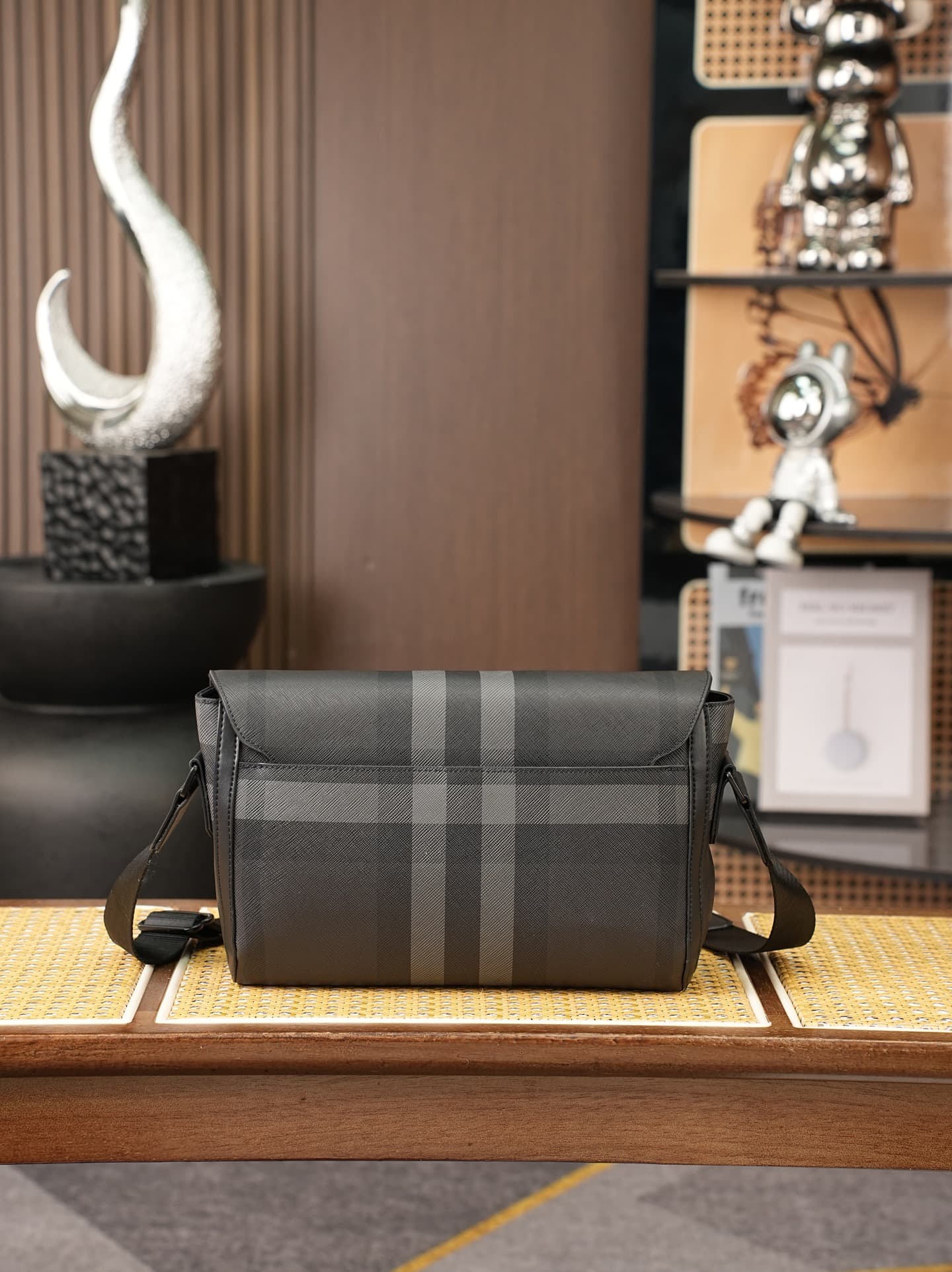 C83 B Family’s new version of postman bag features brand logo decoration. It has zipper pockets for storing small items easily. The adjustable shoulder strap ensures a practical design. At least 30% of the materials used in this product are derived from b — image 3