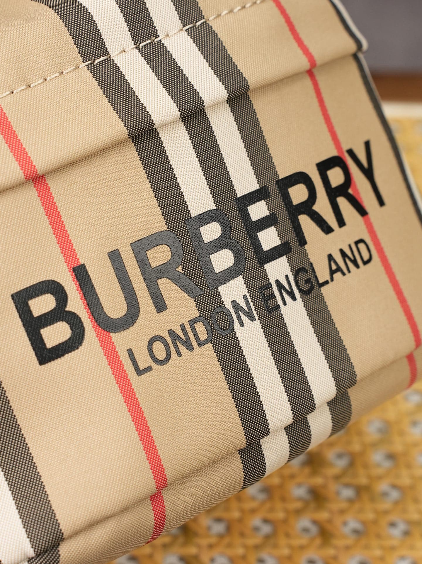 C85 Superior quality 💥 The Bur storage bucket features plaid patterns; it’s very classic and casual. The advantage is that it’s extremely light! It has plenty of space for storage. Dimensions: 18X19.5🌟 Model: 8437. — image 5