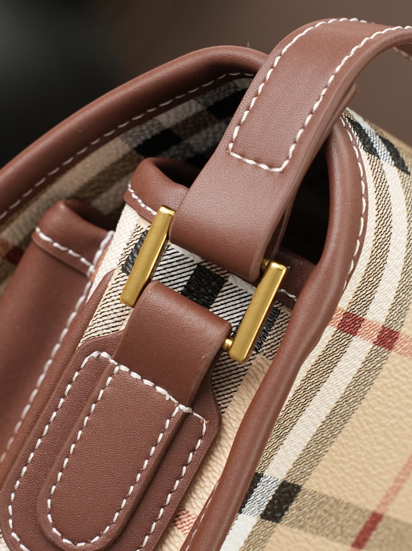 C87 Vintage/retro Bur “crossbody bag with Maja check vintage material – looks more relaxed and casual. Graffiti logos are bold and straightforward, giving a distinct feel right away. It embodies BUR’s iconic style; truly elegant and charming. The design i — image 7